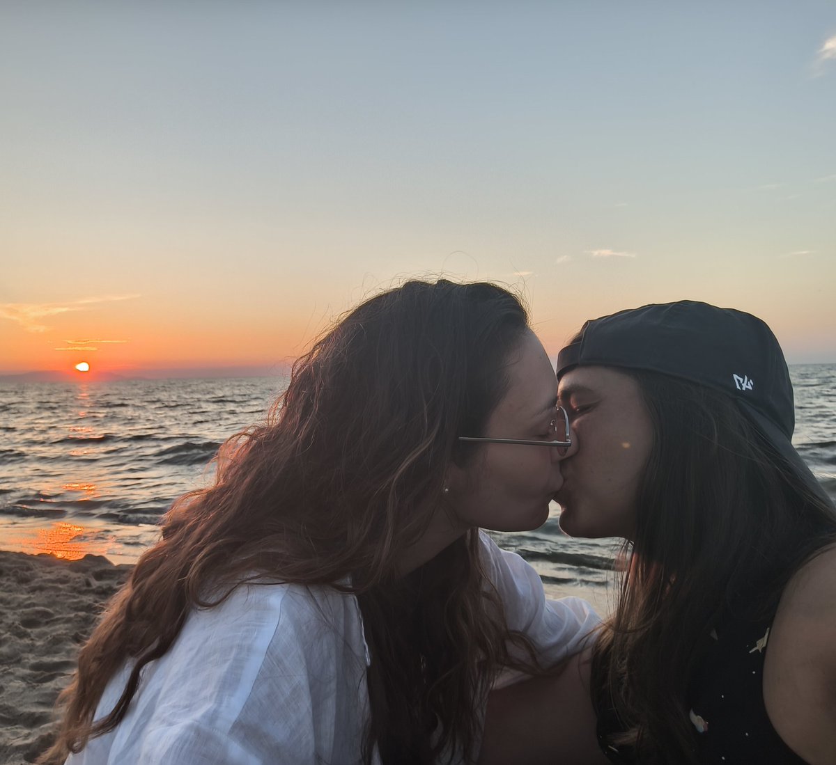 Fre239's tweet photo. Tienimi per mano al tramonto, quando il giorno si spegne e l’oscurità fa scivolare il suo drappo di stelle… Tienila stretta quando non riesco a viverlo questo mondo imperfetto… Tienimi per mano… portami dove il tempo non esiste. 
(Hermann Hesse) https://t.co/nBrnY9Zodt