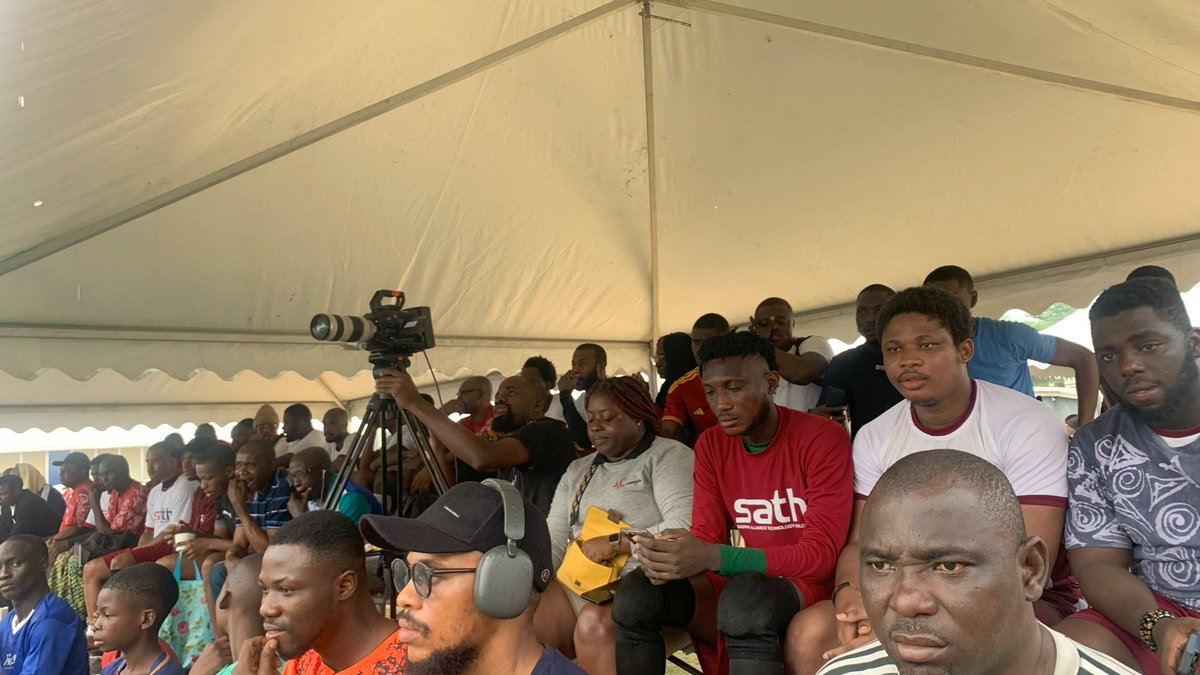 satholding's tweet photo. Tension rising. Heads turning. The game is ON.

Every fan reaction tells a story! 📸🔥

#sath #sathsoccer2025 #sathsoccertournament
#gameonwithsath #onepitchmanyteams #tournamentvibes https://t.co/JLZtiF5cbu