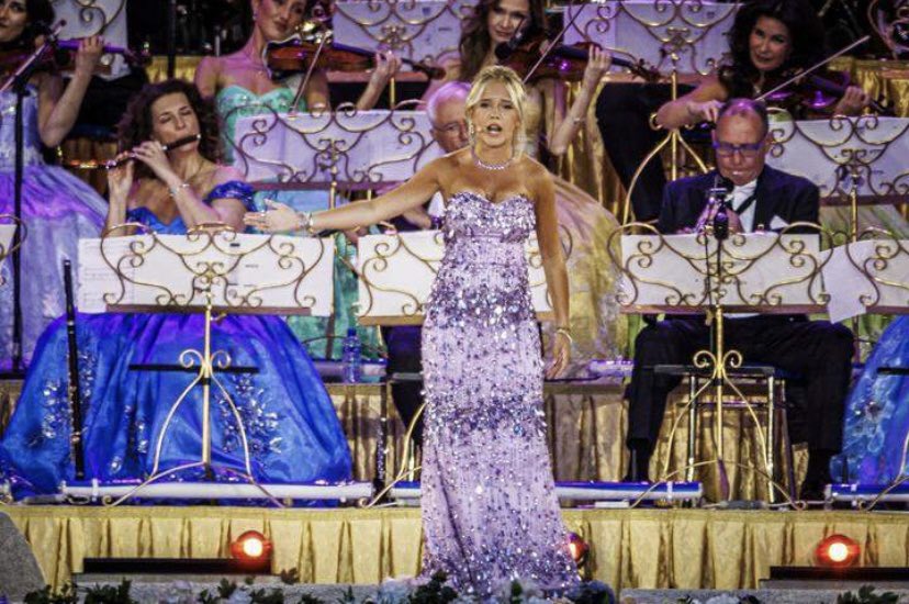 De meest sprankelende minuten tijdens de altijd sfeervolle Vrijthof-concerten van ANDRÉ RIEU komen dit jaar van de 17-jarige zangeres EMMA KOK. Zij vertolkt ’Earth song’ van Michael Jackson op sublieme wijze.

Lees hier het concertverslag: telegraaf.nl/entertainment/… (foto’s bij het