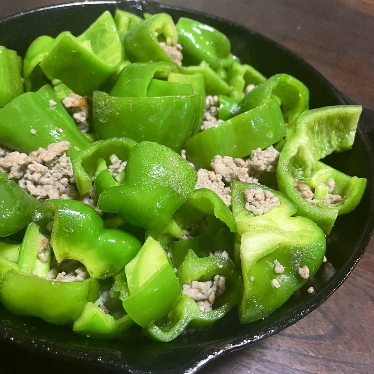 ぺんちゃん配信で触れてた今日のなぎぺんハウス晩御飯。ひきぴー。
がっつり塩味を効かせたひき肉とシャキッと感が残るピーマンでもりもりお米が進みます。んまいよ。