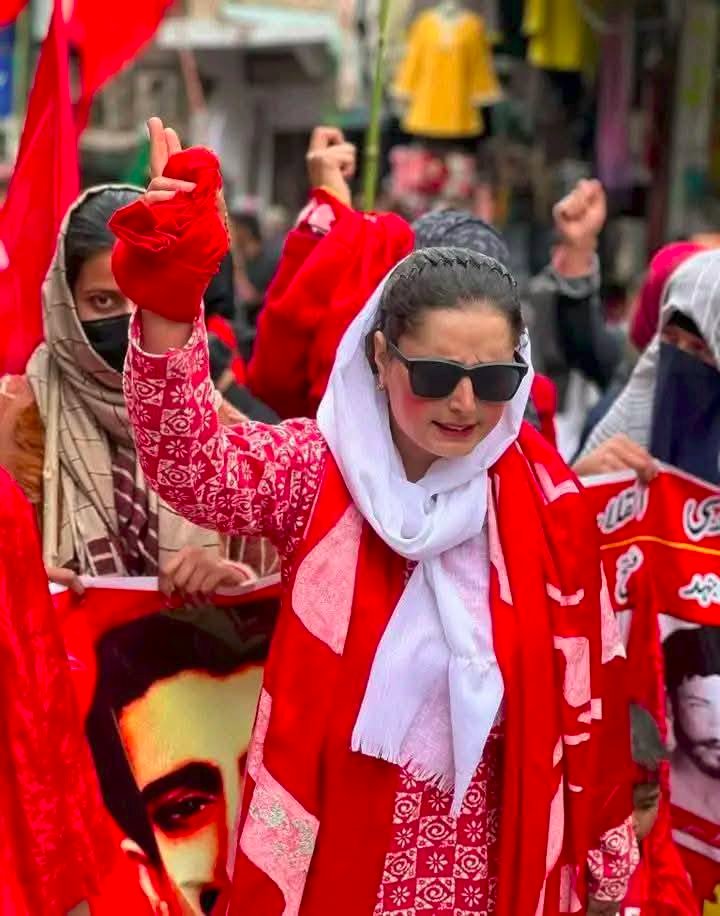 KashmiriWaheeda's tweet photo. بڑا ایٹمی طاقت بنا پھرتا ہے، کشمیر کی بیٹیوں سے ڈرتا ہے۔ 

آزادی خود مختاری کی آواز بلند کرنے پر جموں کشمیر کی بہادور بیٹی ادیبہ جمیل پر ایف آئی آر کی شدید مزمت کرتی ہوں۔

اگر گرفتار کرنے کی کوشش ہوئی تو قابض افواج کے خلاف احتجاجی تحریک کو منظم کریں گے۔

#StandWithAdeeba
#Kashmir https://t.co/f72BXgeL4u