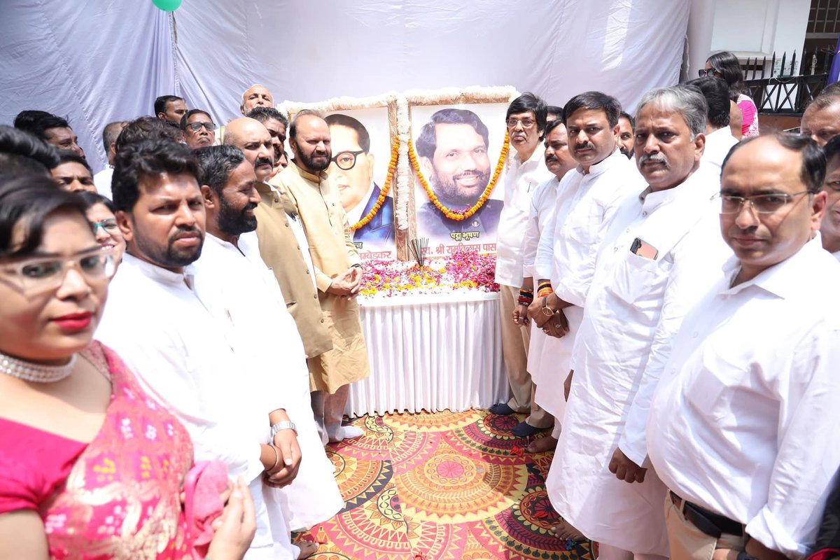 SunderLJP's tweet photo. लोक जनशक्ति पार्टी के संस्थापक, पूर्व केंद्रीय मंत्री एवं पद्म भूषण से सम्मानित मेरे राजनीतिक गुरु स्व.रामविलास पासवान जी की जयंती पर आज केंद्रीय कार्यालय, नई दिल्ली में पार्टी के पदाधिकारियों ने उनके तेलीय चित्र पर पुष्पांजलि कर श्रद्धांजलि अर्पित की।
@iChiragPaswan @LJP4India https://t.co/rKVUuZZYnW