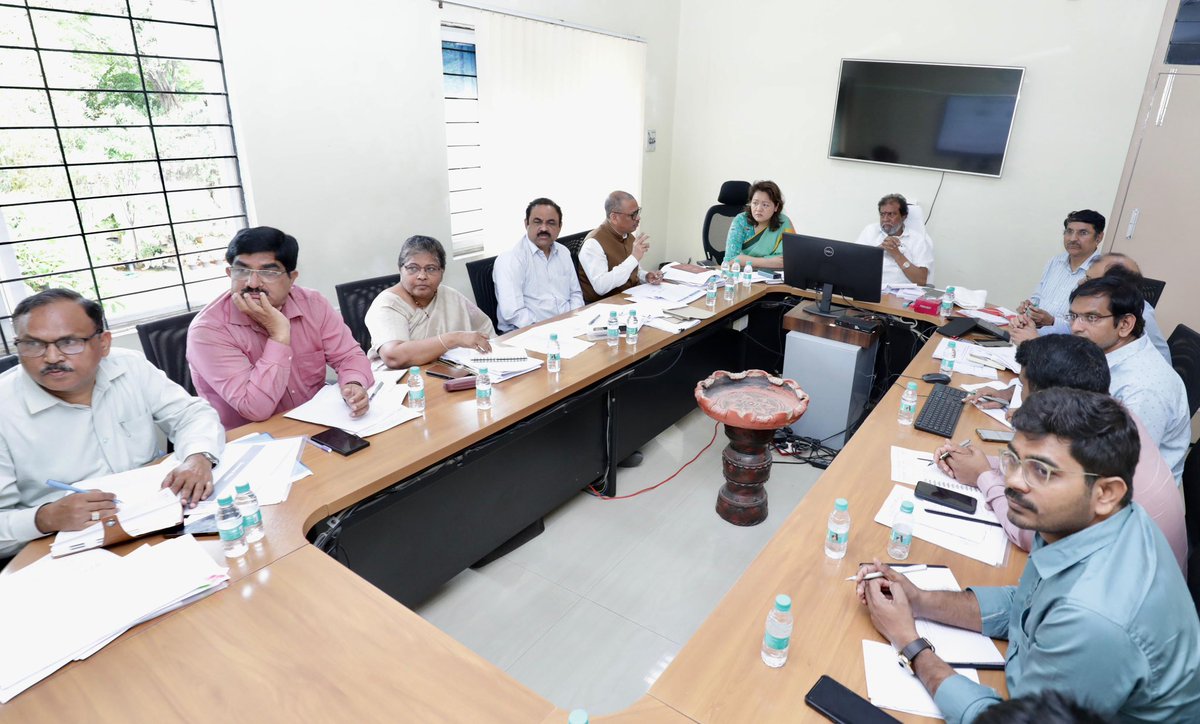 సీజనల్ వ్యాధుల నివారణ, నియత్రణపై ఆరోగ్యశాఖ మంత్రి దామోదర రాజనర్సింహ సమీక్ష చేశారు.

ఈ‌ సమావేశంలో హెల్త్ సెక్రటరీ క్రిస్టినా జడ్ చొంగ్తు, పబ్లిక్ హెల్త్‌ డైరెక్టర్ రవిందర్ నాయక్, మెడికల్‌ ఎడ్యుకేషన్ డైరెక్టర్ నరేంద్ర కుమార్, వైద్య విధాన పరిషత్ కమిషనర్ అజయ్ కుమార్, మెడికల్