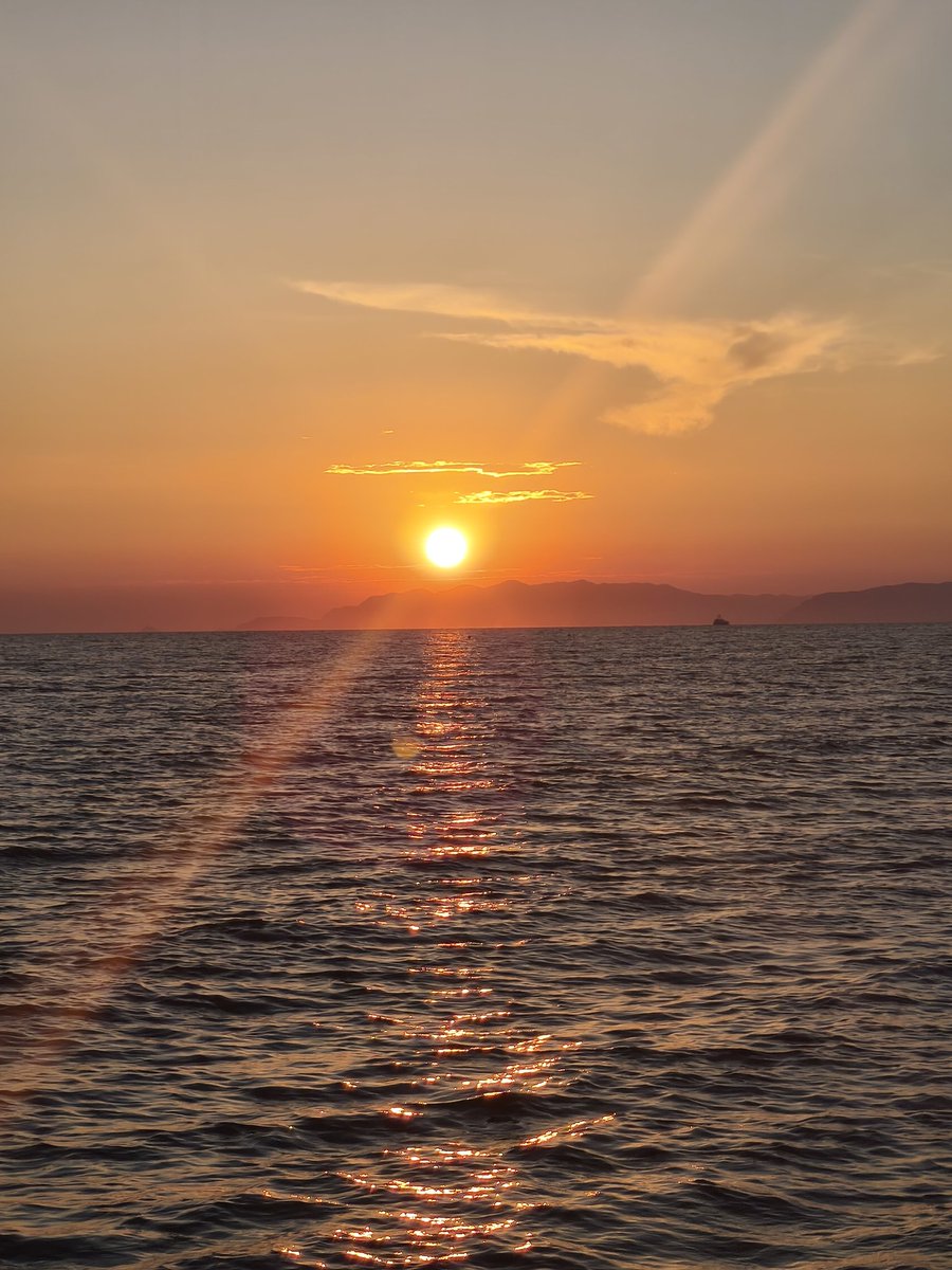 Fre239's tweet photo. Tienimi per mano al tramonto, quando il giorno si spegne e l’oscurità fa scivolare il suo drappo di stelle… Tienila stretta quando non riesco a viverlo questo mondo imperfetto… Tienimi per mano… portami dove il tempo non esiste. 
(Hermann Hesse) https://t.co/nBrnY9Zodt