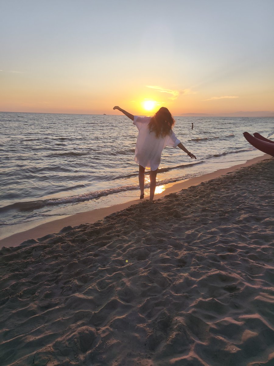 Fre239's tweet photo. Tienimi per mano al tramonto, quando il giorno si spegne e l’oscurità fa scivolare il suo drappo di stelle… Tienila stretta quando non riesco a viverlo questo mondo imperfetto… Tienimi per mano… portami dove il tempo non esiste. 
(Hermann Hesse) https://t.co/nBrnY9Zodt