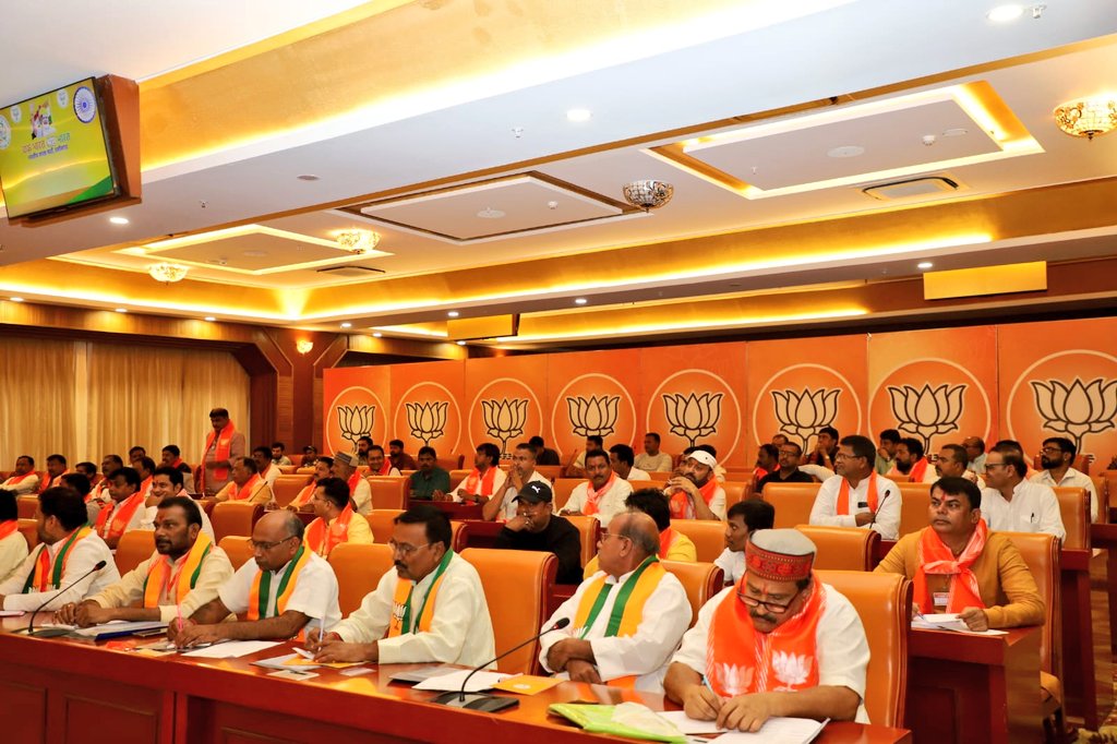 Ajay Jamwal (@ajayjamwalbjp) on Twitter photo आज छत्तीसगढ़ प्रदेश कार्यालय, कुशाभाऊ ठाकरे परिसर, रायपुर में आयोजित "एक भारत, श्रेष्ठ भारत" की प्रदेश व जिला स्तरीय टीम की बैठक में शामिल हुआ।
इस बैठक में आगामी बिहार चुनाव हेतु विस्तृत कार्ययोजना बनाई गई।
<a href="/BJP4India/">BJP</a>
<a href="/narendramodi/">Narendra Modi</a>
<a href="/JPNadda/">Jagat Prakash Nadda</a>
<a href="/blsanthosh/">B L Santhosh</a> आज छत्तीसगढ़ प्रदेश कार्यालय, कुशाभाऊ ठाकरे परिसर, रायपुर में आयोजित "एक भारत, श्रेष्ठ भारत" की प्रदेश व जिला स्तरीय टीम की बैठक में शामिल हुआ।
इस बैठक में आगामी बिहार चुनाव हेतु विस्तृत कार्ययोजना बनाई गई।
<a href="/BJP4India/">BJP</a>
<a href="/narendramodi/">Narendra Modi</a>
<a href="/JPNadda/">Jagat Prakash Nadda</a>
<a href="/blsanthosh/">B L Santhosh</a>