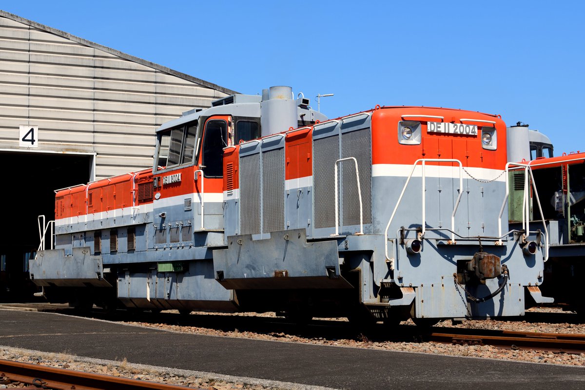 DE11 2004
隅田川機関区
2025.06.22

キャブ下に「スカート上下スイッチ」なるものがあり
扱うと防音スカートの上下動作が可能
普段扱わないため極めて貴重な実演

#DE日和