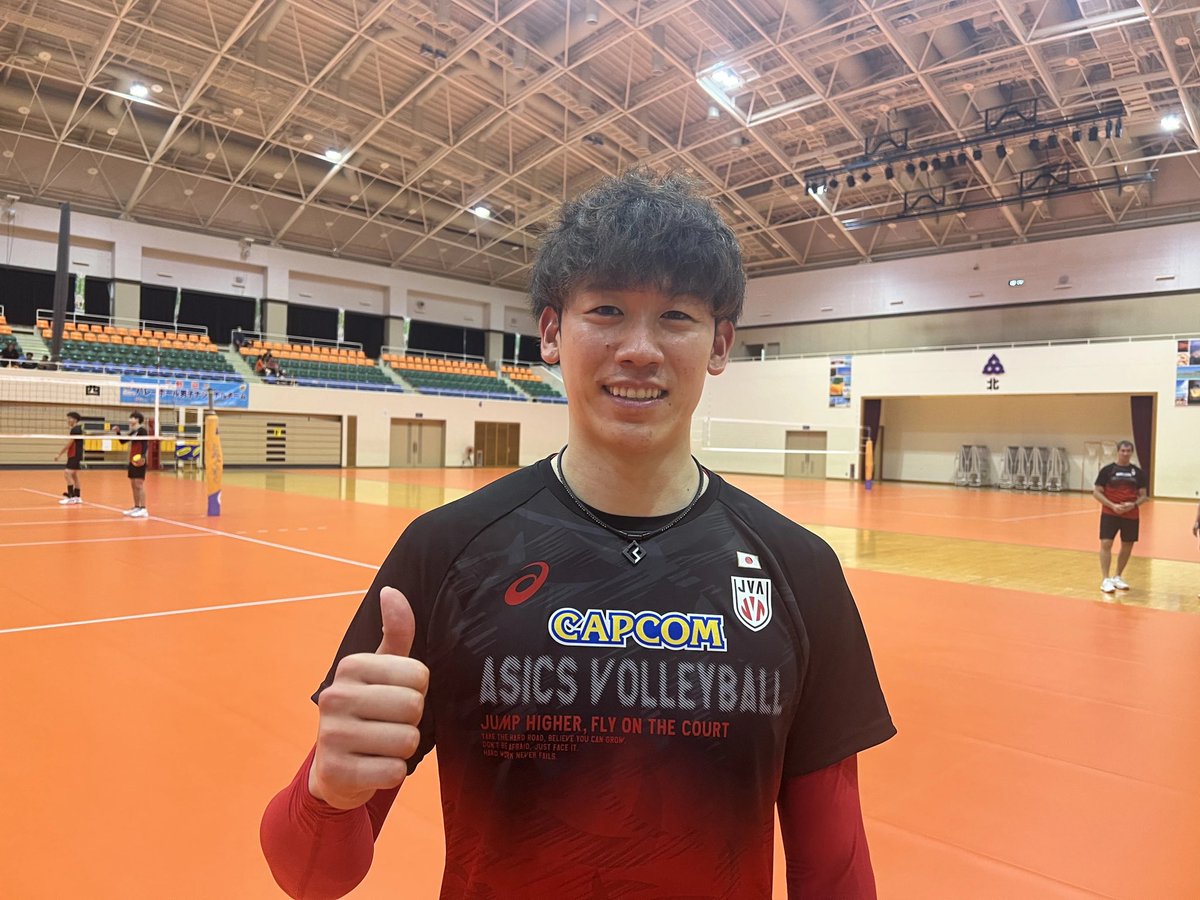 TBSvolleyboo's tweet photo. いよいよ16日から始まる #ネーションズリーグ 男子日本ラウンドに向け
 #石川祐希 キャプテンや #髙橋藍 選手
#小野寺太志 選手  #山内晶大 選手 #山本智大 選手が合流🔥🔥

沖縄で合宿がスタートしました！！

午前中には歓迎式が行われ👏
その後練習が開始💪
前回銀メダル、前々回銅メダルの日本はここまで5勝3敗で18チーム中、4位🤲

3大会連続のメダルへ向け
主将の石川選手は「日本ラウンドでファイナルの進出が決まるというふうに思っているので、まずはしっかりファイナルに進出すること、そしてファイナルラウンドに行って表彰台に上るためにここでしっかりといい準備をしたい」と意気込みました⭐︎

女子は来週9日水曜日から
男子は16日水曜日から千葉ポートアリーナで試合が行われます😆
応援よろしくお願いします🤲

■予選ラウンド第3週：日本・千葉
7月16日（水）vs　ドイツ🇩🇪
7月17日（木）vs　アルゼンチン🇦🇷
7月18日（金）vs　ブラジル🇧🇷
7月20日（日）vs　アメリカ🇺🇸

TBS系列夜7時から放送です😊