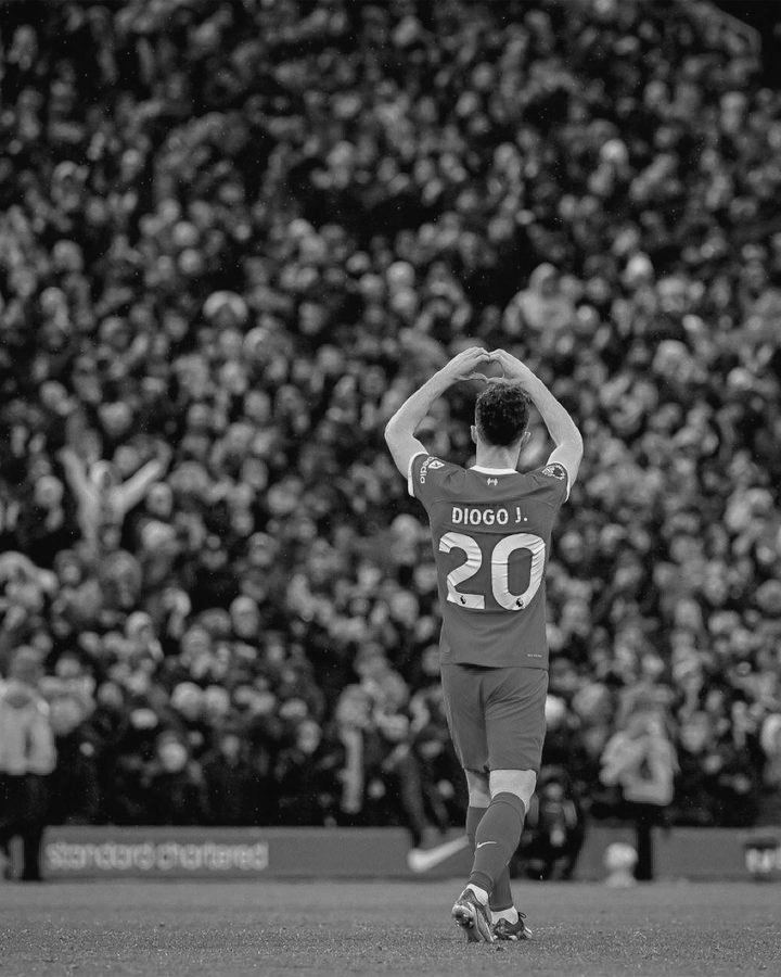 Diogo Jota’s funeral has come to an end. 

The funeral took place in a church in Gondomar, attended by his loved ones, friends, family and teammates. 

May he and his brother rest in peace, and may they forever be remembered.

#Diogolivesforever  #DiogoJota