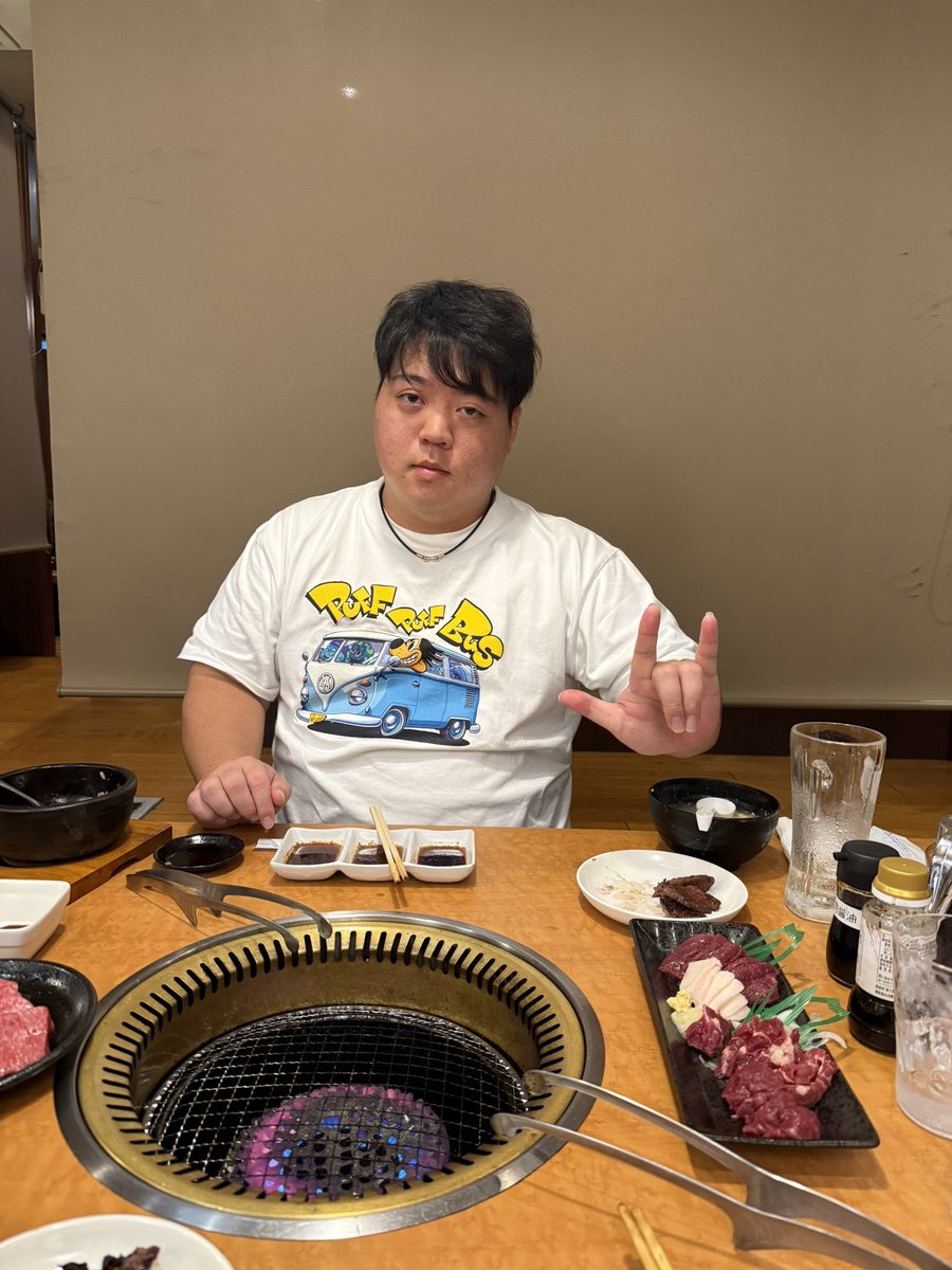 taro_0812_'s tweet photo. 🍆出たけん
馬焼き、馬刺し食べ放題の店に
来たぁーー🐴🐴
普通にめっちゃ美味しかった！！

美味すぎて馬になったポーズ？🤔 https://t.co/fEjZB5OULw