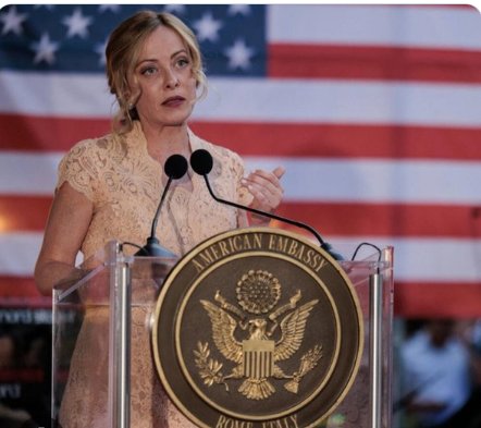 Meloni all’Independence Day: ‘Italia e USA sono sorelle’. Peccato che una ha sconfitto i fascisti, l’altra li mette in lista. E il 25 Aprile? Assente giustificata: allergica alla Liberazione, ma patriottica a stelle e strisce.”