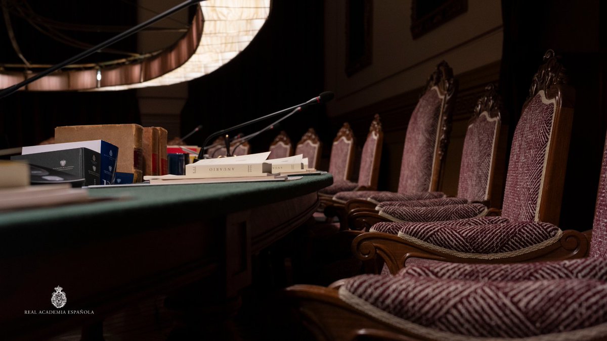 En torno a la mesa ovalada del salón de plenos, cada jueves del curso académico los miembros de la RAE se reúnen para resolver todos aquellos asuntos que conciernen a la institución.

En esta sala se encuentran los sillones académicos con las letras talladas en sus respaldos.