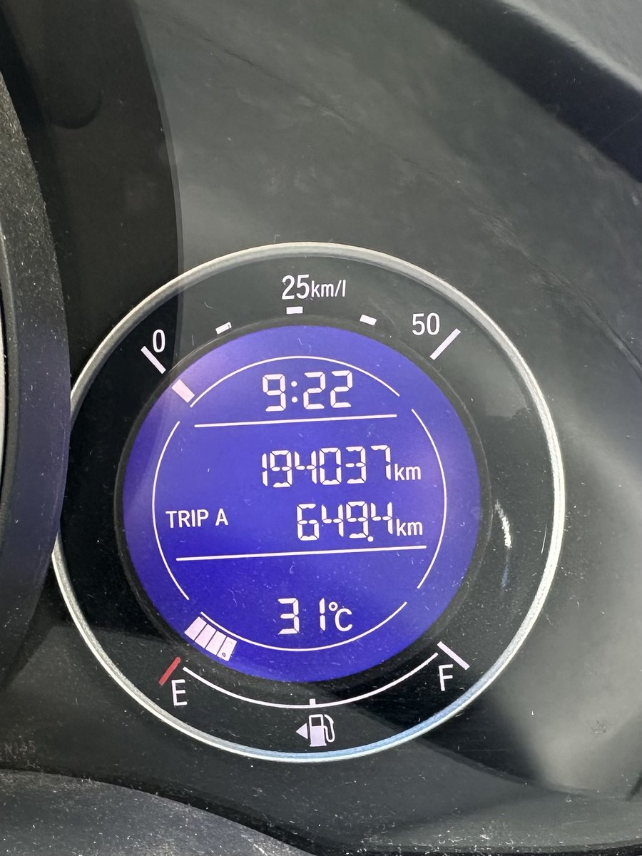 ホンダ　フィットGK3
今日でこの車に乗るのが最後でした
約10年と194,000kmトラブルなく乗れました
軽量かつMTで楽しいし、広い車内と優れた燃費や小回り性能、後部座席を跳ね上げれば背の高い荷物も積めて本当に良い車🚗
釣りや買い物にも最適🎣🛍️

いざ最後となると少し寂しい😞
 
#ホンダ
#フィット