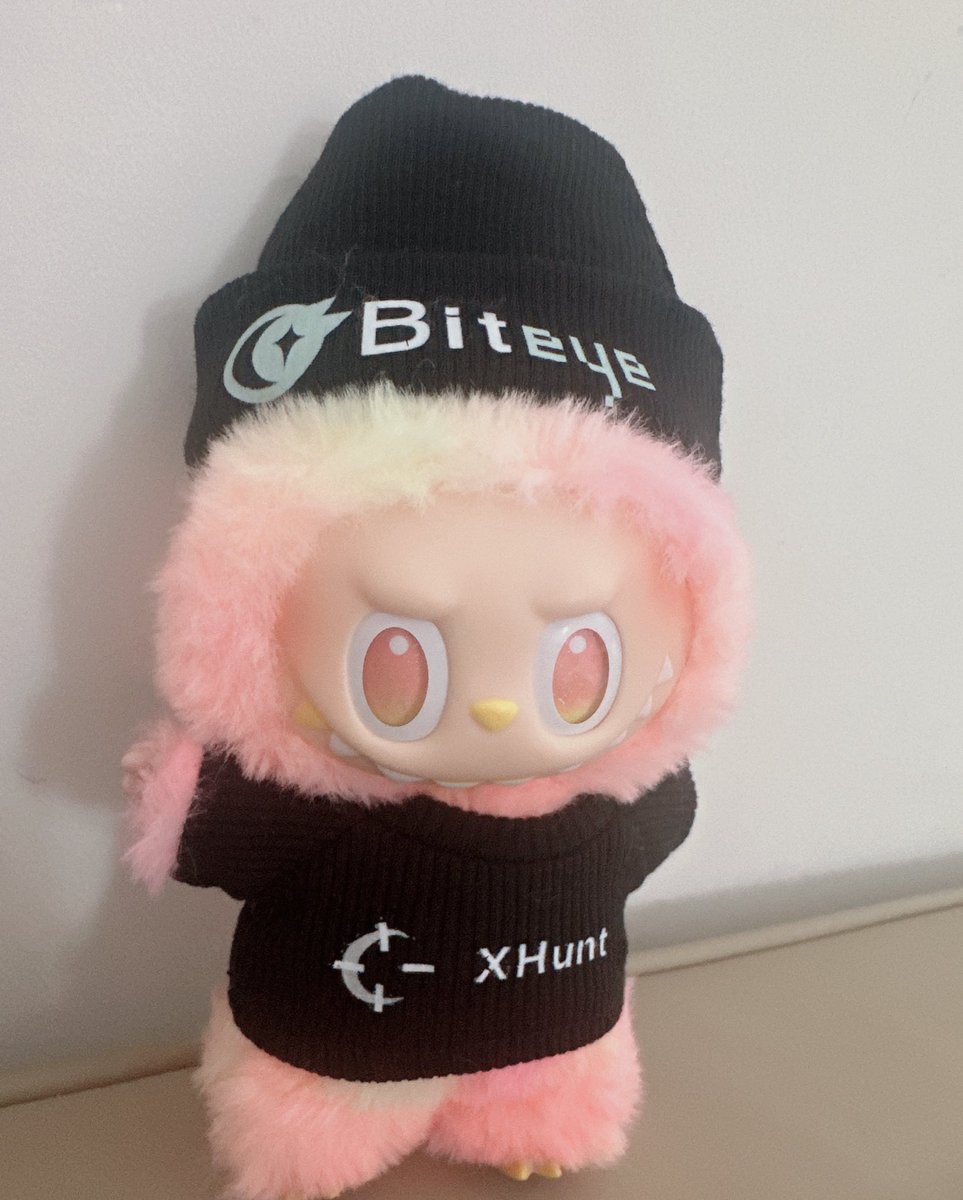 昨天抖音刷到一个好运香水
说是特别适合中国宝宝
最近土狗局连着扑街
需要点玄学力量加持一下……
听说广东人人手必备
还有招财的、招桃花不同版本
话说一大早就收到礼物的感觉太美了
感谢<a href="/BiteyeCN/">Biteye</a> <a href="/xhunt_ai/">XHunt</a> 送的labubu
可以下载个Xhunt，超实用Alpha 工具

下午🈶一个小伙伴说他被背刺