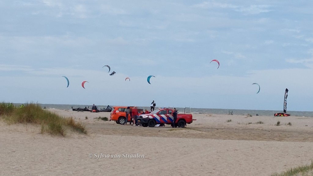 siarella99's tweet photo. Ongeval met een kitesurfer op het autostrand bij Oostvoorne zojuist. Slachtoffer is met brandweervoertuig en ambu-hulpverleners naar de ambu gebracht die verderop geparkeerd stond. https://t.co/vplbgid9MP