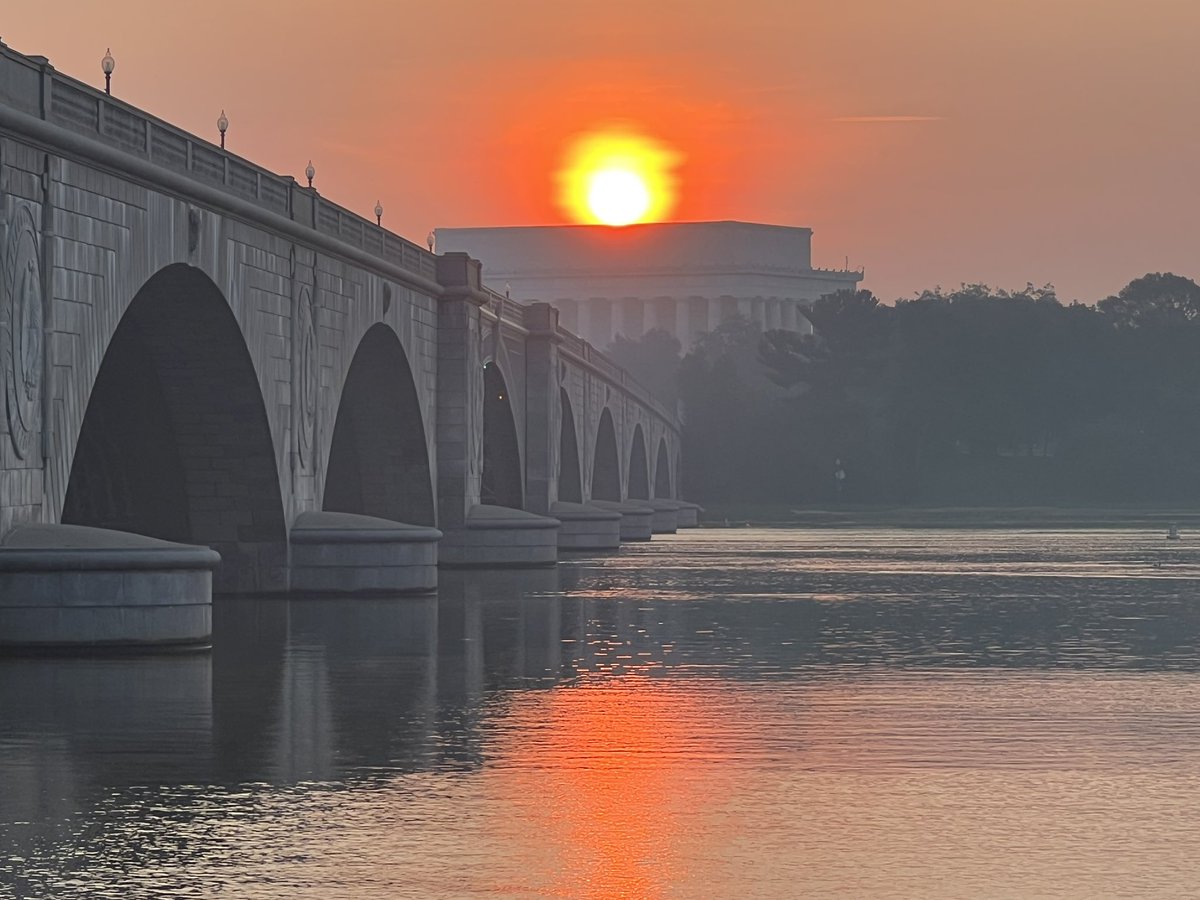 RiverGirl707's tweet image. #Sunrise with #Haze on Saturday over the Potomac River in #DC! @capitalweather @KaitlynMcGrath