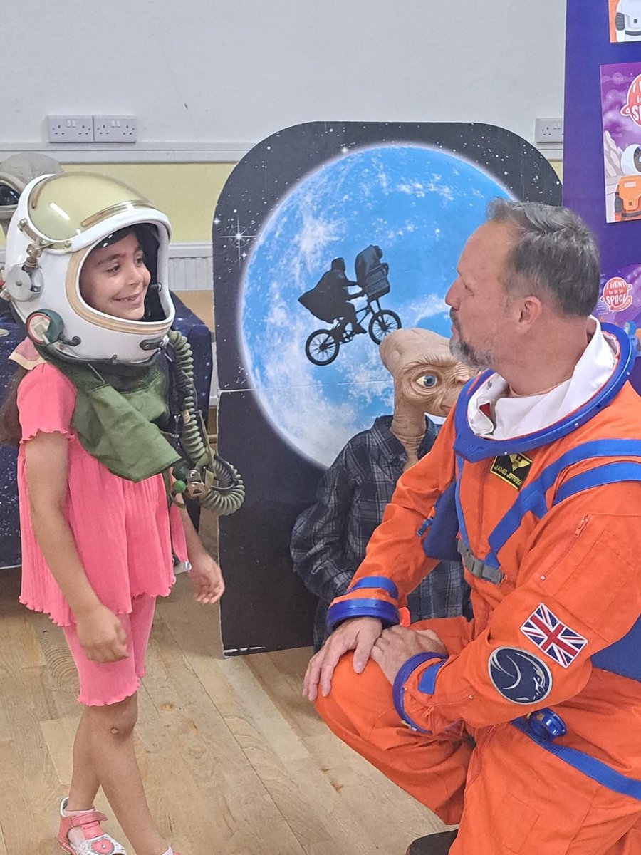 MedwaySpaceMan's tweet photo. Children trying on our new high altitude space helmet! They just love it π§π»βππ #teach #inspire #teachspace #iwanttogotospace #author #STEM #womeninspace #schools #amazonbestseller #education #community #dreams #passion #learning #inspirechildren #STEAM #astronaut #spaceeducation https://t.co/nPtNJLGdi3