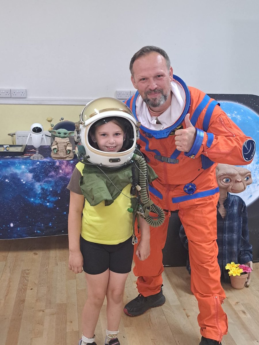 MedwaySpaceMan's tweet photo. Children trying on our new high altitude space helmet! They just love it π§π»βππ #teach #inspire #teachspace #iwanttogotospace #author #STEM #womeninspace #schools #amazonbestseller #education #community #dreams #passion #learning #inspirechildren #STEAM #astronaut #spaceeducation https://t.co/nPtNJLGdi3