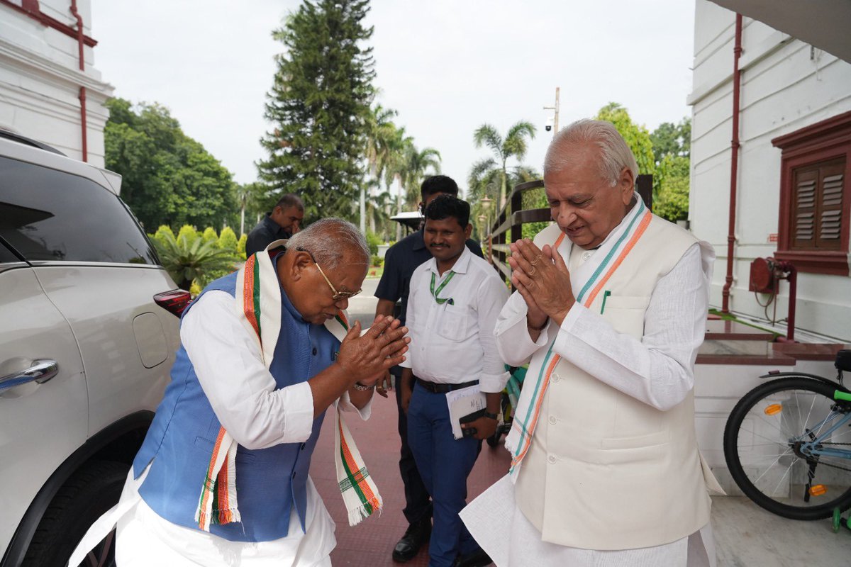 Jitan Ram Manjhi (@jitanrmanjhi) on Twitter photo рдЖрдЬ рдмрд┐рд╣рд╛рд░ рдХреЗ рд░рд╛рдЬреНрдпрдкрд╛рд▓ рдбреЙ рдЖрд░рд┐рдл рдореЛрд╣рдореНрдордж рдЦрд╛рди рдЬреА рд╕реЗ рд░рд╛рдЬрднрд╡рди рдкрдЯрдирд╛ рдореЗрдВ рд╢рд┐рд╖реНрдЯрд╛рдЪрд╛рд░ рдореБрд▓рд╛рдХрд╛рдд рдХреАред
рдЖрд░рд┐рдл рд╕рд╛рд╣рдм рдХреА рд╡рд┐рджреНрд╡рддрд╛,рдкреНрд░рд╢рд╛рд╕рдирд┐рдХ рдЕрдиреБрднрд╡ рдФрд░ рдЬрди рд╕реЗрд╡рд╛ рдХрд╛ рднрд╛рд╡ рд╕рджреИрд╡ рд╕рднреА рдХреЛ рдкреНрд░реЗрд░рд┐рдд рдХрд░рддрд╛ рд╣реИред
рдореБрд▓рд╛рдХрд╛рдд рдХреЗ рджреМрд░рд╛рди рджрд▓рд┐рдд рдореБрд╕рд╣рд░ рд╕рдорд╛рдЬ рдХреЗ рд╢рд┐рдХреНрд╖рд╛ рдХреЗ рдХреНрд╖реЗрддреНрд░ рдореЗрдВ рдЪрд▓ рд░рд╣реЗ рдХрд╛рд░реНрдпрдХреНрд░рдореЛрдВ рдкрд░ рд╡рд┐рд╢реЗрд╖ рдЪрд░реНрдЪрд╛ рд╣реБрдИред
<a href="/GovernorBihar/">Raj Bhavan, Bihar</a> рдЖрдЬ рдмрд┐рд╣рд╛рд░ рдХреЗ рд░рд╛рдЬреНрдпрдкрд╛рд▓ рдбреЙ рдЖрд░рд┐рдл рдореЛрд╣рдореНрдордж рдЦрд╛рди рдЬреА рд╕реЗ рд░рд╛рдЬрднрд╡рди рдкрдЯрдирд╛ рдореЗрдВ рд╢рд┐рд╖реНрдЯрд╛рдЪрд╛рд░ рдореБрд▓рд╛рдХрд╛рдд рдХреАред
рдЖрд░рд┐рдл рд╕рд╛рд╣рдм рдХреА рд╡рд┐рджреНрд╡рддрд╛,рдкреНрд░рд╢рд╛рд╕рдирд┐рдХ рдЕрдиреБрднрд╡ рдФрд░ рдЬрди рд╕реЗрд╡рд╛ рдХрд╛ рднрд╛рд╡ рд╕рджреИрд╡ рд╕рднреА рдХреЛ рдкреНрд░реЗрд░рд┐рдд рдХрд░рддрд╛ рд╣реИред
рдореБрд▓рд╛рдХрд╛рдд рдХреЗ рджреМрд░рд╛рди рджрд▓рд┐рдд рдореБрд╕рд╣рд░ рд╕рдорд╛рдЬ рдХреЗ рд╢рд┐рдХреНрд╖рд╛ рдХреЗ рдХреНрд╖реЗрддреНрд░ рдореЗрдВ рдЪрд▓ рд░рд╣реЗ рдХрд╛рд░реНрдпрдХреНрд░рдореЛрдВ рдкрд░ рд╡рд┐рд╢реЗрд╖ рдЪрд░реНрдЪрд╛ рд╣реБрдИред
<a href="/GovernorBihar/">Raj Bhavan, Bihar</a>
