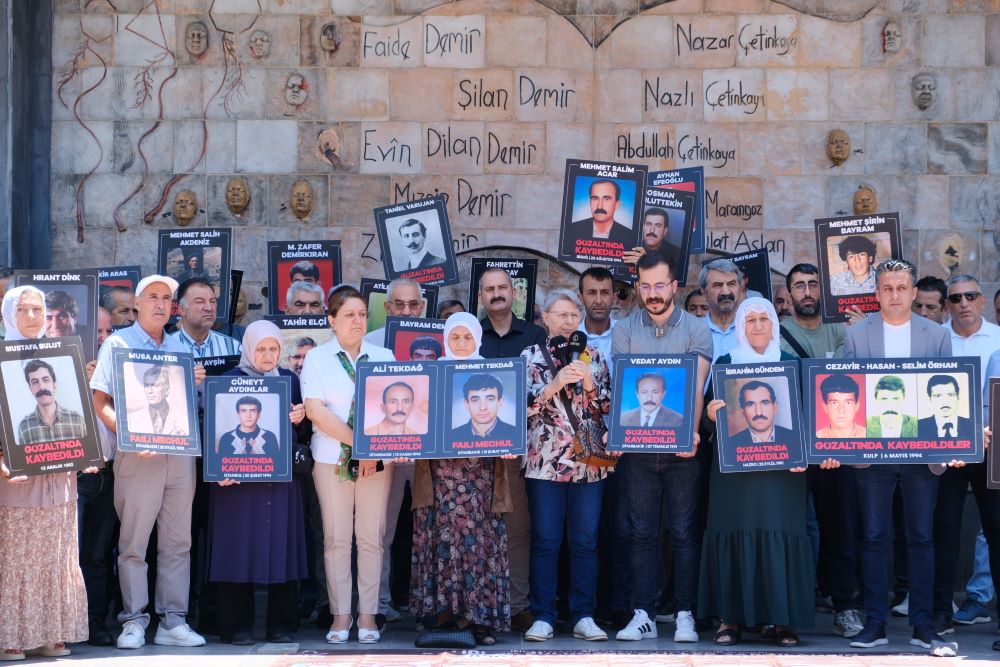 📢856. HAFTA: VEDAT AYDIN’IN FAİLLERİ SORULDU

Şubemiz ve kayıp yakınları olarak “Kayıplar Bulunsun, Failler Yargılansın” eylemimizin 855. Haftasında;

5 Temmuz 1991 tarihinde Diyarbakır’da gözaltında zorla kaybedilen insan hakları savunucusu ve siyasetçi Vedat Aydın’ın failleri