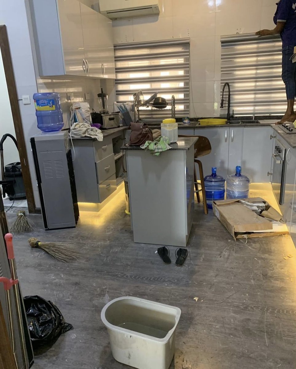 tolaandco's tweet image. It’s not just about cleaning — it’s about giving you peace of mind 🧘‍♀️✨ #NaijaClean #BeforeAndAfter #CleanWithCare #SatisfyingVideo #CleanVibesOnly”