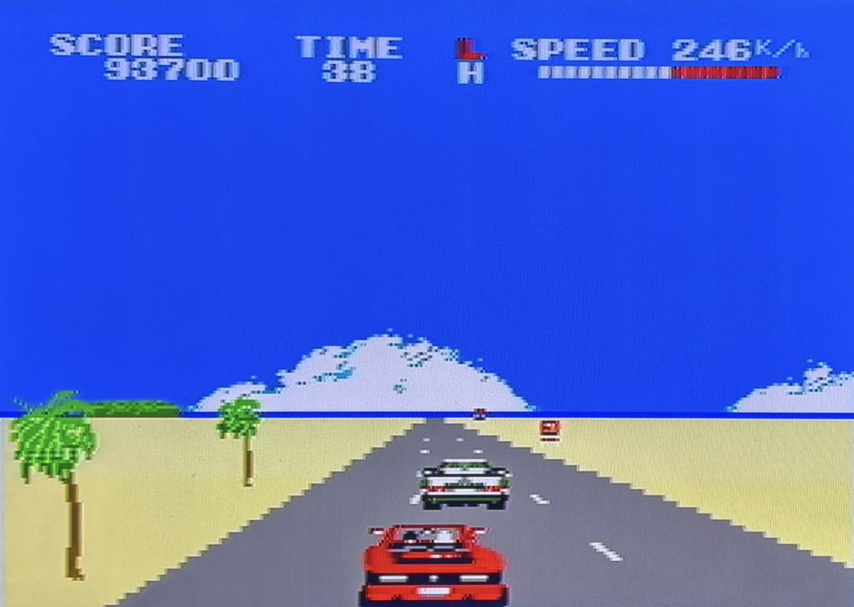 sekiro_51's tweet photo. #MSX 2 アウトラン🚘
①スタート地点🏁旗振りおじさんがいない👀マークⅢ版と違ってカーラジオの選曲画面が無く、この画面の上部に小さく表示📻
②敵車の大きさはMk3版より大きいかも🚍
③分岐を示す看板2本🪧見落とし防止?🤔
④チェックポイント🛣️全体的にさみしい感じ…😅
#SEGA #PONYCA #OUTRUN https://t.co/KBEQmutQqR