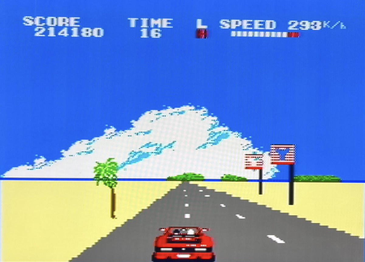 sekiro_51's tweet photo. #MSX 2 アウトラン🚘
①スタート地点🏁旗振りおじさんがいない👀マークⅢ版と違ってカーラジオの選曲画面が無く、この画面の上部に小さく表示📻
②敵車の大きさはMk3版より大きいかも🚍
③分岐を示す看板2本🪧見落とし防止?🤔
④チェックポイント🛣️全体的にさみしい感じ…😅
#SEGA #PONYCA #OUTRUN https://t.co/KBEQmutQqR