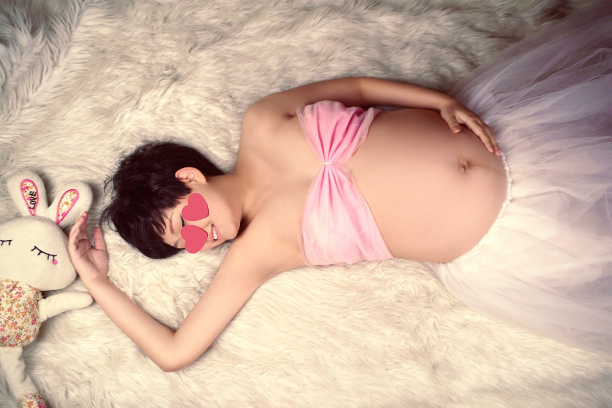 老婆拍孕照的时候是十几年前了
拍摄这个镜头的时候，抹胸太小，那个时候老婆孕晚期，乳房已经撑的很大了。一下抹胸没撑住，滑落了下来，大半个乳房就这样暴露在摄影师眼皮底下。而那个时候，我居然可耻的--硬了！
直到好多年以后，我才反应过来，那个时候的我，就有淫妻癖。