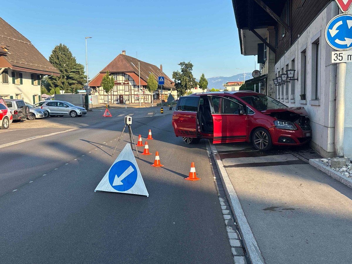 KapoSolothurn's tweet photo. #Subingen: Automobilist entzieht sich Polizeikontrolle und verursacht Selbstunfall
https://t.co/uRBfdYQgf7 https://t.co/ymuRHC5vmE