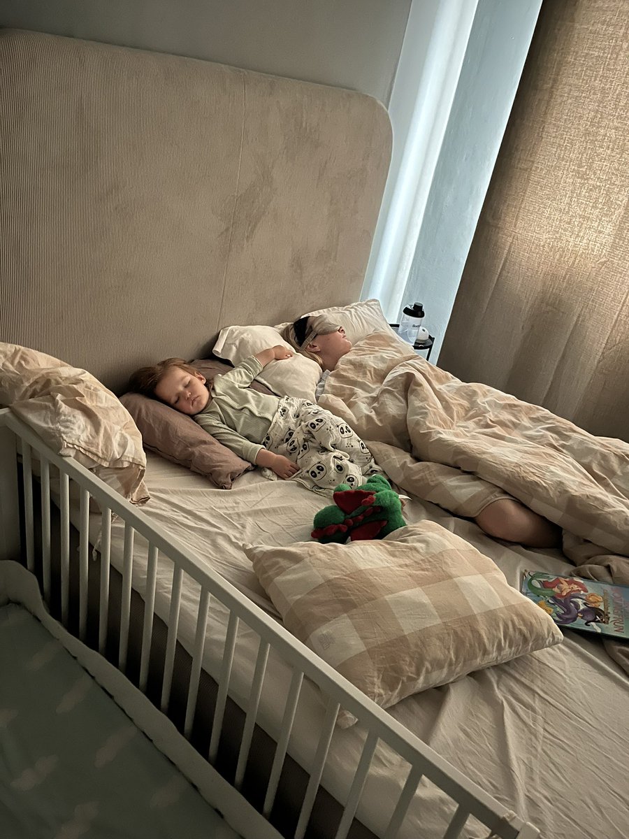 Att komma hem till det här efter morgonpadeln gör att man inser att man springer rätt fint i livet. 
Sovande familj betyder också att man får några minuter med Seinfeld, inte fel.