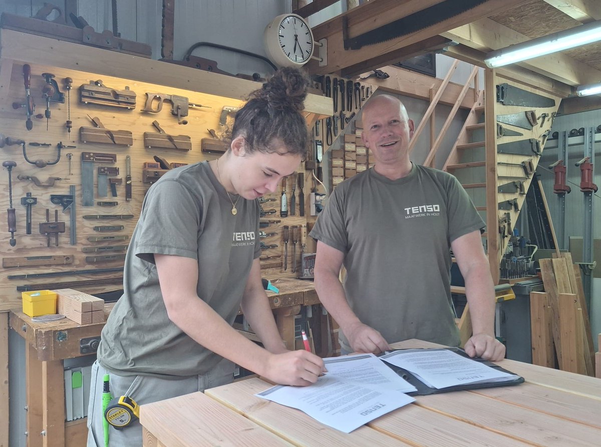 mauritsvw's tweet photo. De stageperiode met Ella is zo goed bevallen, dat we het verlengen met een arbeidsovereenkomst.
Ella volgt de opleiding tot creatief vakvrouw aan het @HMCmbovakschool in Amsterdam. 

https://t.co/oc2bdKfLCQ

#opleiden #stage #leerbedrijf #mbo https://t.co/de2KyWqedI