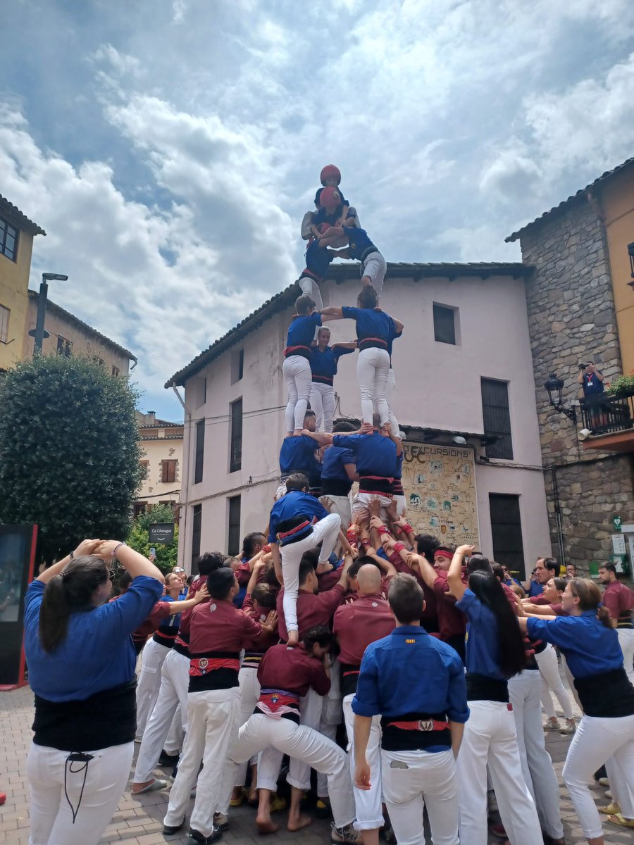 Avui a Bagà hem descarregat 1p4, 3d7, 4d6a, 4d6, 1p5 i 1p4 i ara cap a dinar 🍽 i concert de Baquelarre 🎊💙

#castellers #castells #cdberga #AllòQueValLaPena #Berga #Berguedà #castellersdeberga #femcastells #femcomarca