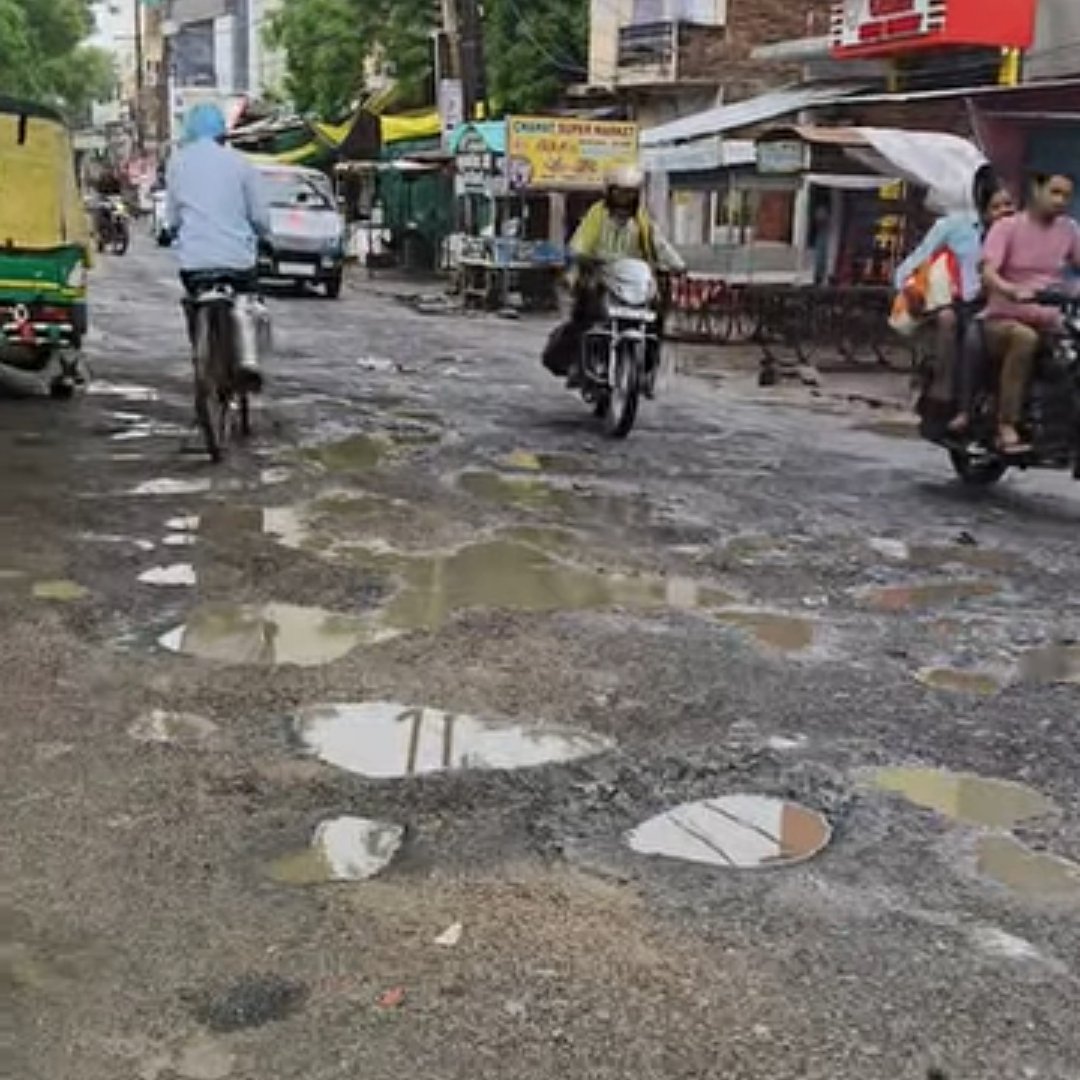 ParshvAgarwal's tweet photo. @AnuraagJhansi  @CleanJhansi @dmjhansi1  @JagranNews 
This is the condition of smart City jhansi and this is not rural area this is in the centre of city outside bada gaon gate road 
@myogioffice 
@yadavakhilesh @samajwa https://t.co/JZ0HdFZRwC