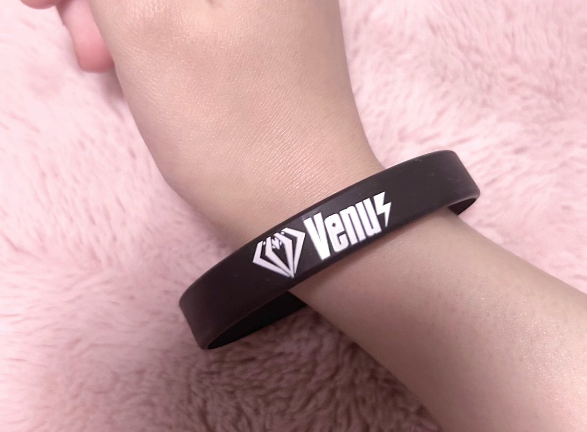 Venus_ITSW's tweet image. 💎新物販💎

ロゴ入りラバーバンド ￥1,000

明日のライブより物販にて販売開始致します！！
ぜひゲットしてください🔥