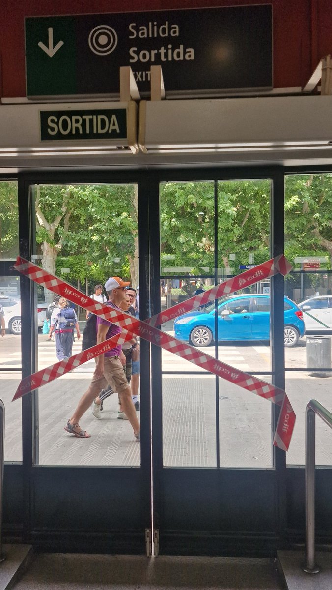 Parada en el camí a Figueres. Controls de bitllets a la porta. Gent acostumada a no pagar i bronques. 
Fins ara la gent no es queixava tant amb els abonaments gratuïts però ara a tornar a pagar per un servei de <a href="/Renfe/">Renfe</a> atroç, estacions d'<a href="/Adif_es/">Adif</a> podrides i mala educació.