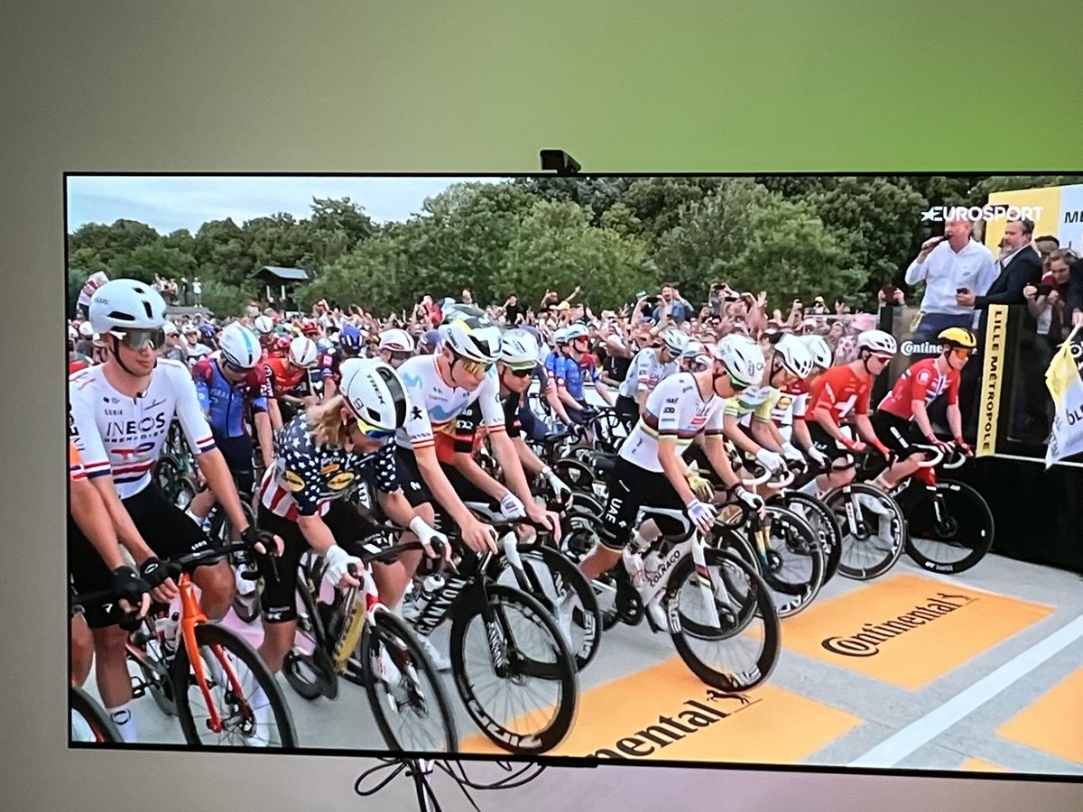 Tout le mois de juillet en congé de paternité, les meilleures conditions pour pédaler avec les enfants. À la télé, le Tour de France ! 🚴‍♂️ #Paternité #TourdeFrance