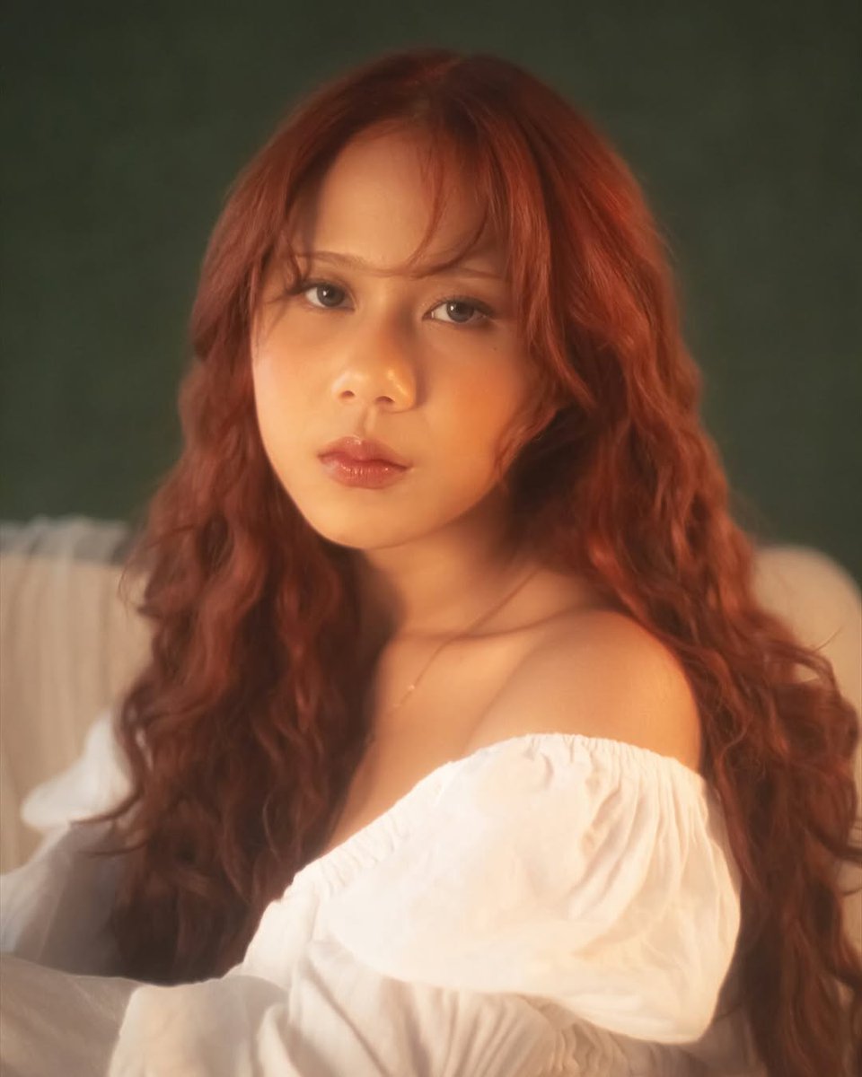 iPopBase's tweet image. Nadin Amizah shed tears as she calls out the public harassment she received during her last show:

“feel so dirty in my own body. You guys are not fans.”