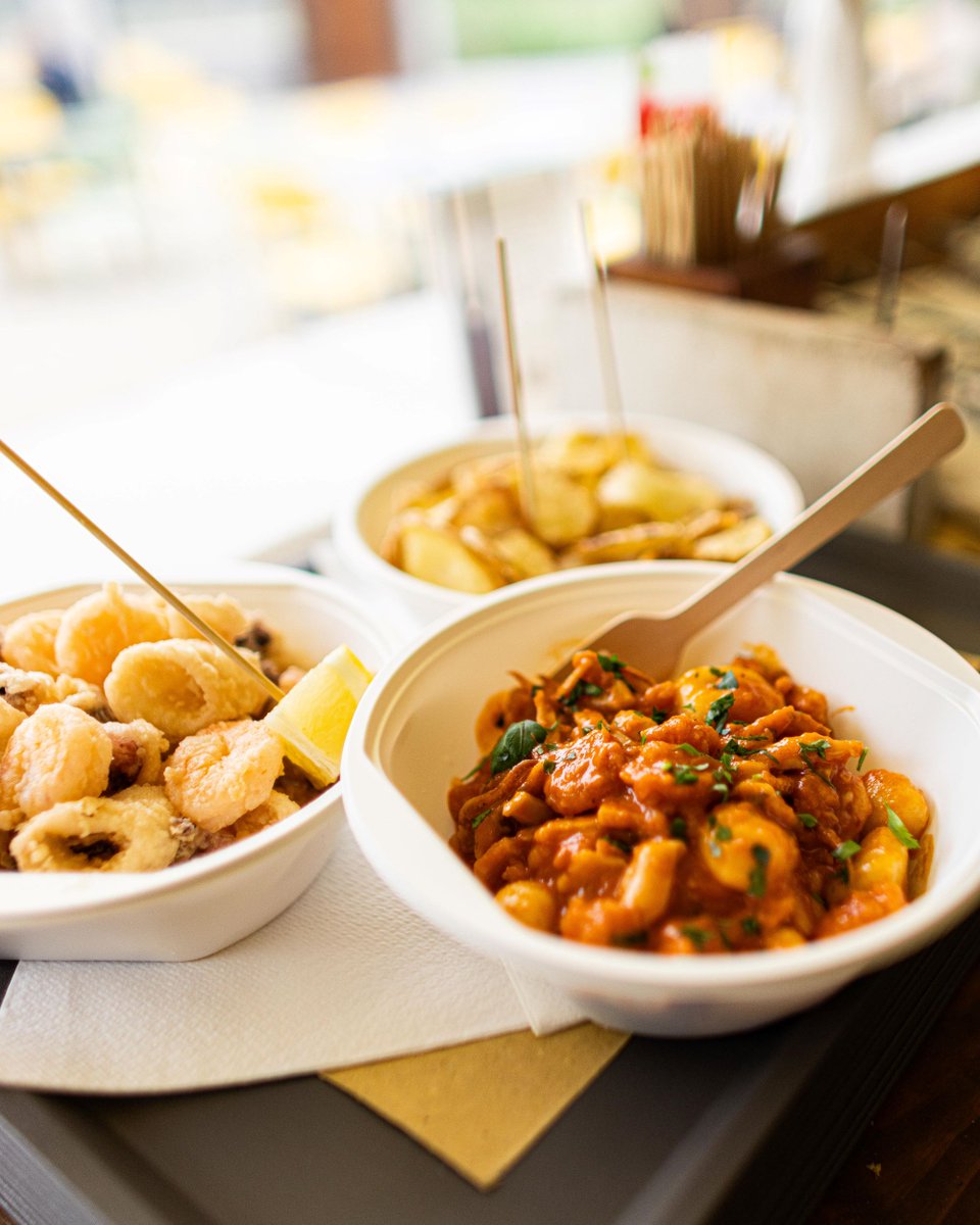 Le sere d'estate all'aperto: un frittino, un panino di mare, un primo o qualche sfizio del giorno, una bevuta.
Se hai voglia di mare, passa a trovarci all' Atollo
📷 cocktail bar, aperitivo, cena, musica, eventi
📷 Lungarno Aldo Moro
📷 dal martedì alla domenica, dalle 18:30