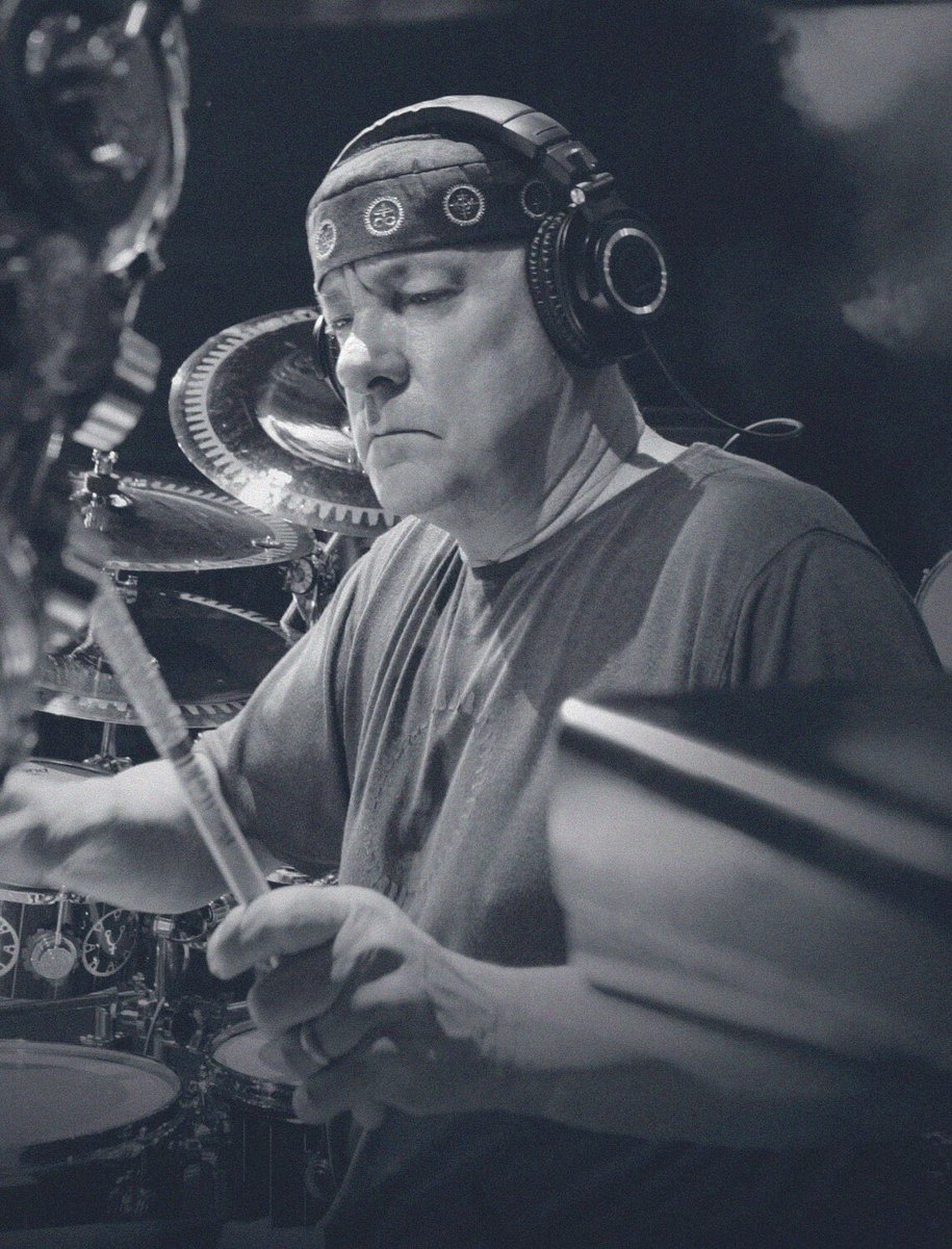 EdBlonski's tweet image. Truth is after all a moving target
Hairs to split
And pieces that don’t fit
How can anybody be enlightened?
Truth is after all so poorly lit
#Rush #Pratterday #RIPNeilPeart