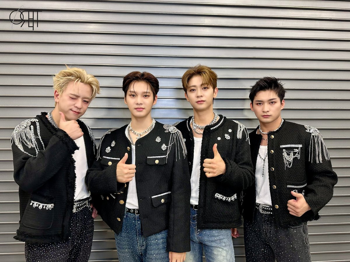 orbit5_ofcl's tweet photo. ICONIC MOMENTS FES！ DAY1
ありがとうございました！

なごやーーーーー
いかがでしたか？
今日暑いの中で僕たちの熱いステージを観てくださって本当にありがとうございました！
明日も全力でパフォーマンスするので是非観に来て下ったら超嬉しいです
元気な姿でまた明日ね！
by ゆんどん

そして、この後26時からはZIP-FMさんにて #あじこね 
本日の放送は先週スタジオで収録をしたよんともコンビ‼️
是非聴いてくださいね〜📻
@FNI_AMC 

#ORβIT 
#EαRTH 
#あいこに #zipfm #ICONICMOMENTSFES
