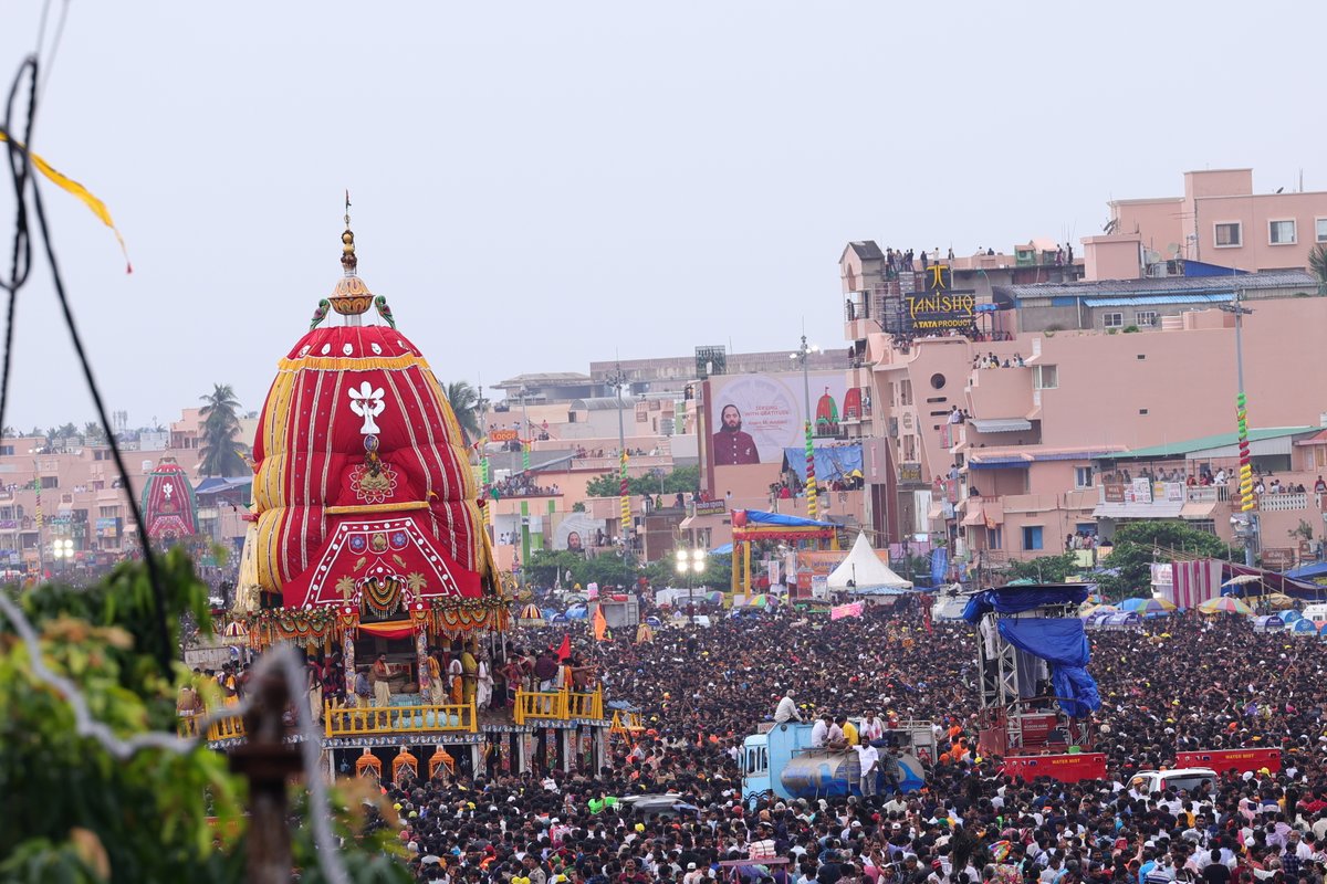 JagannathaDhaam's tweet photo. Nandighosa Ratha of Mahaprabhu Shree Jagannatha is being pulled amid an atmosphere filled with spirituality and devotion.

#RathaJatra2025 #RathaYatra2025 #ShreeJagannathaDhaam #BahudaYatra https://t.co/t2kQKq3uoS