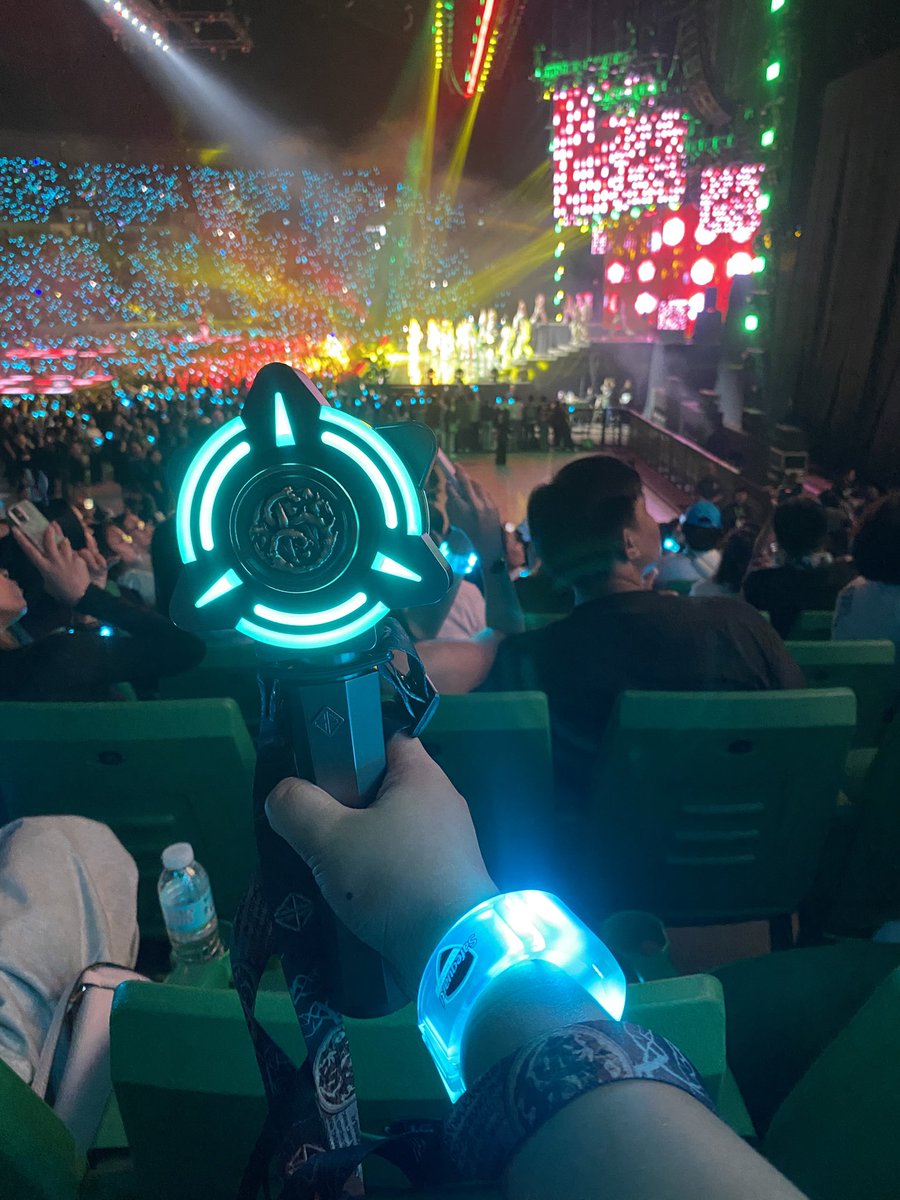 dodongwook's tweet photo. napakaangas talaga ng elesbi. nakakagawa bagong kulay kapag remote controlled. 😭🥹 may mga bagong colors na wala sa manual mode. iirc nung saw kickoff nagka pink elesbi rin 🤍 

SB19 RULES OPM CON
@SB19Official #SB19
#SB19ShinesPureGold https://t.co/P2QLa7wvfm
