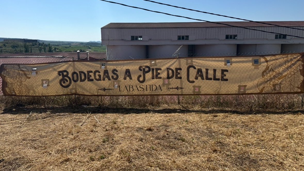 🍷🍇 Un año más hemos asistido a la jornada de “Bodegas A Pie De Calle” en #Labastida.

Los socialistas seguimos trabajando, defendiendo y apoyando a nuestro sector primario alavés, un sector vital para #RiojaAlavesa y nuestro territorio.