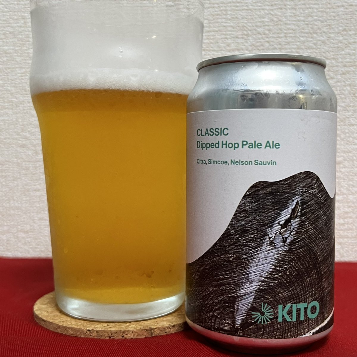 kotarocraftbeer's tweet image. CLASSIC Dipped Hop Pale Ale✨

クリアな黄金色、4種のホップが織りなす華やかな香りがフワッと立ち上るアロマ。
柑橘系の爽やかさの中に白ワインのようなフルーティーさも感じられます。
口に含むと軽やかな味が広がります。
心地よい苦味と爽快感のバランスが最高！

#クラフトビール #KITO #宅飲み