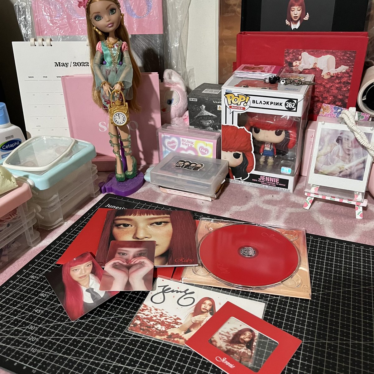 carlocy2's tweet photo. hi fam @luvchichu my jennie signed and digipack have arrived. thank you so much again. i got my prio pcs and i’m in love with what i pulled>< 𝜗ৎ #elovesfeedbacks https://t.co/0DKQPSY3Ur