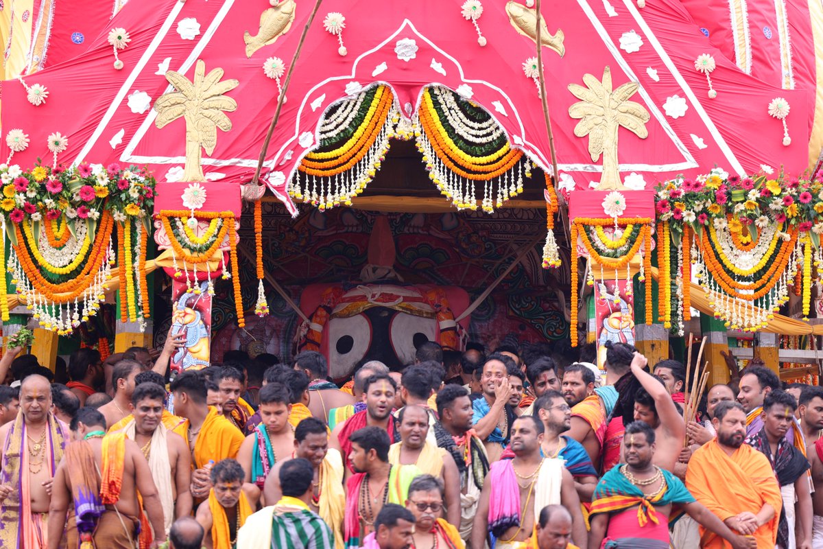 JagannathaDhaam's tweet image. ଆଧ୍ୟାତ୍ମିକ ଓ ଭକ୍ତିମୟ ପରିବେଶ ମଧ୍ୟରେ ମହାପ୍ରଭୁ ଶ୍ରୀଜଗନ୍ନାଥଙ୍କ ନନ୍ଦିଘୋଷ ରଥ ଟଣାର ଦିବ୍ୟ ଦୃଶ୍ୟ |