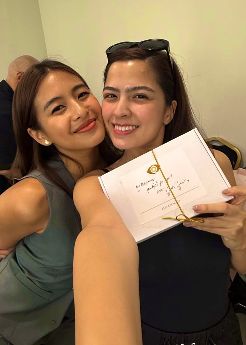 MegaKapamilya's tweet photo. GABBI X ALEXA = CUTIE DUO! 💕 

Isa pang sweet moment ang shinare ni Alexa Ilacad sa IG story—this time kasama si Gabbi Garcia na nagbigay rin ng pa-gift! 🎁  

(📸 | @alexailacad / Instagram) 
#AlexaIlacad #GabbiGarcia #MEGAkapamilya https://t.co/Je7G1vU0e7