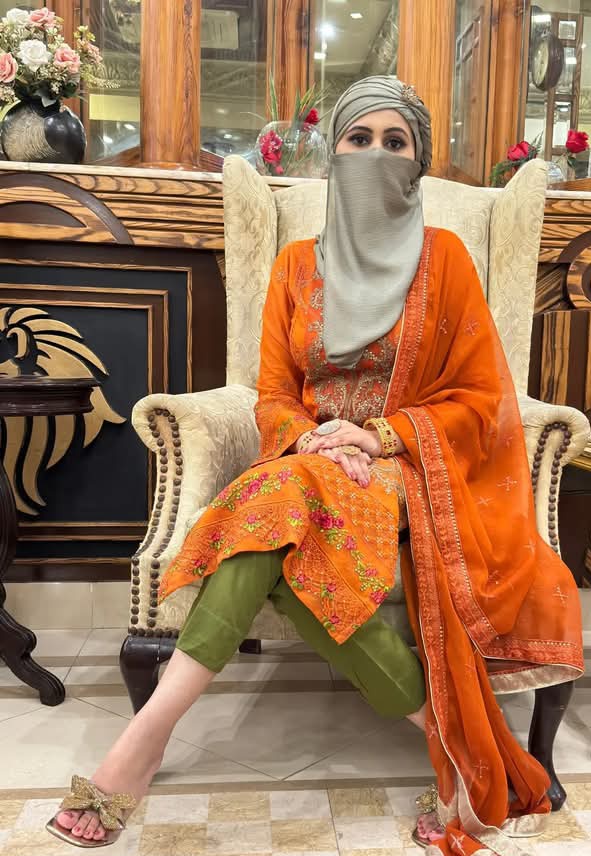 وقت سب کچھ سکھا 
دیتا ہے
، حتیٰ کہ خاموش رہنا بھی۔