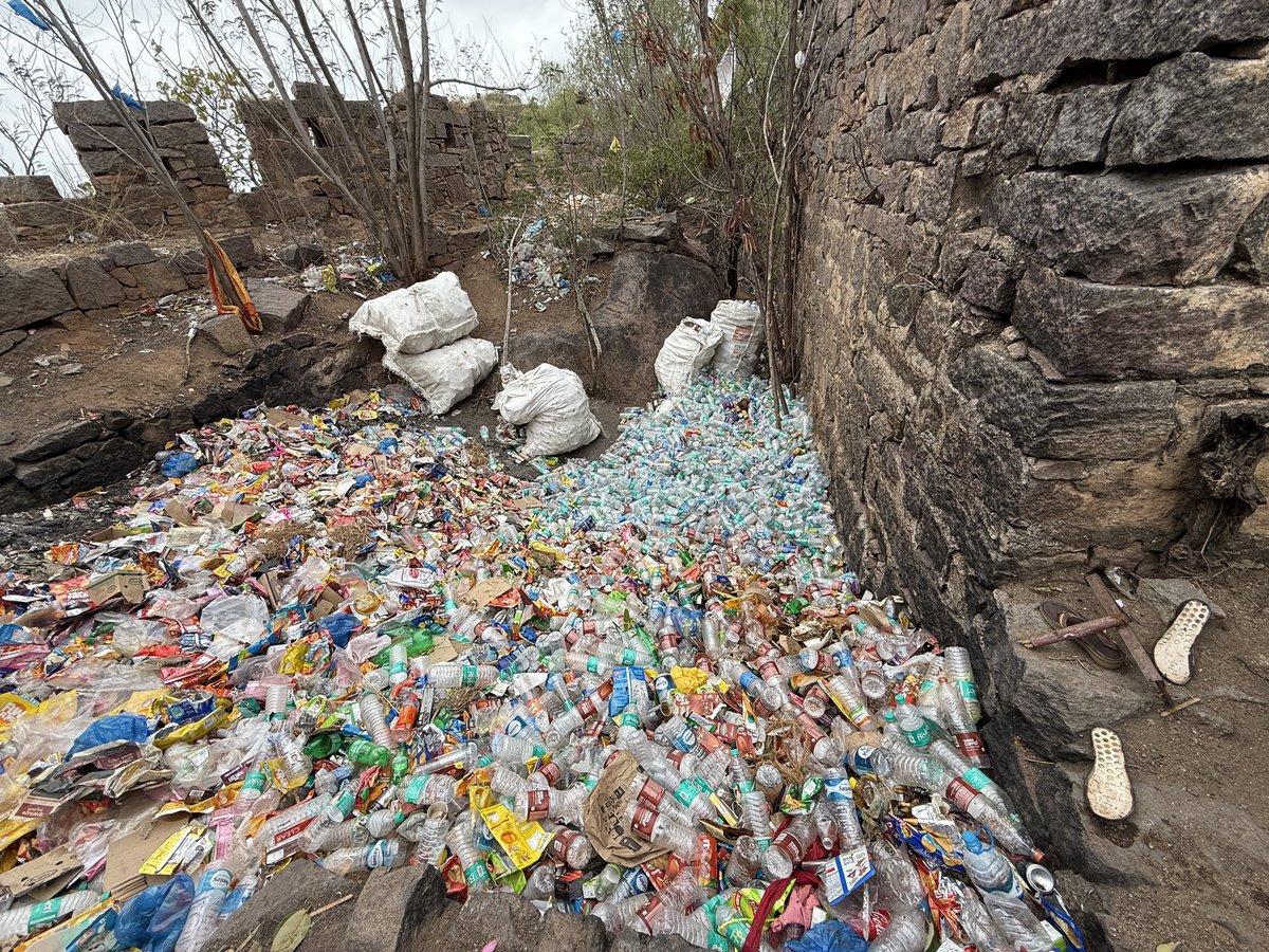What happens when hundreds and thousands of visitors climb the Golconda Fort? They leave behind a mountain of trash like this 👇 Unless the hawkers on the hill are shooed away, this will not change.