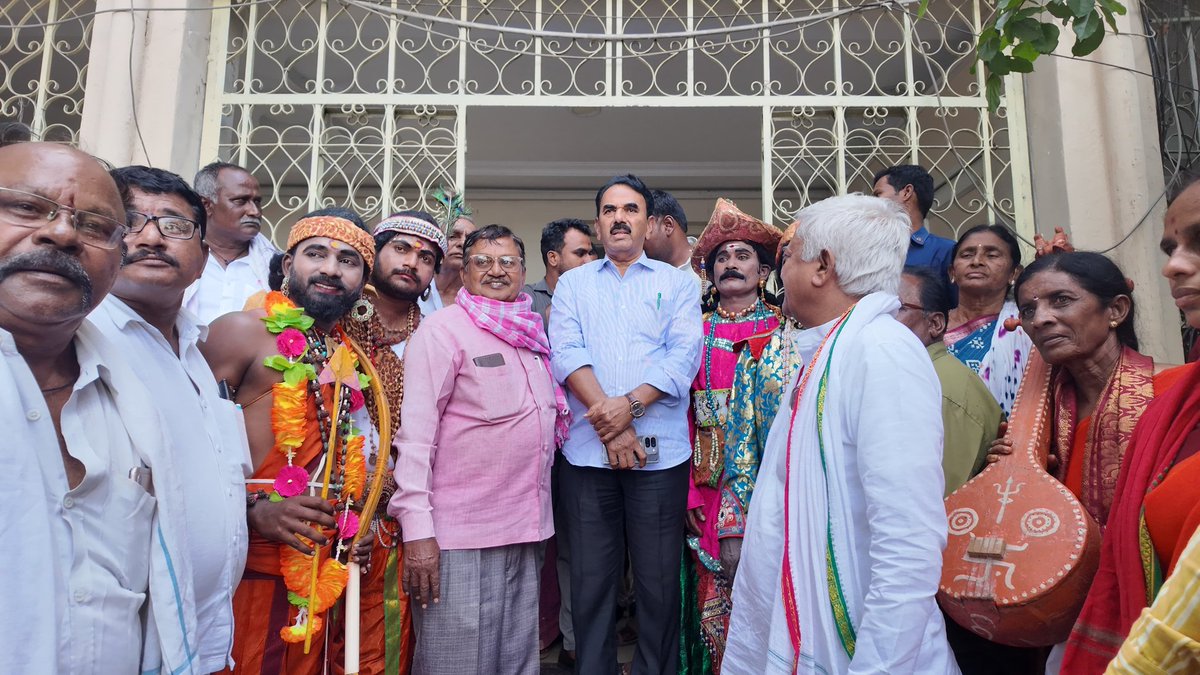 ఇవాళ రవీంద్ర‌భార‌తిలో మాజీ ఎమ్మెల్యే మృత్యుంజ‌యం ఆధ్వర్యంలో ప‌లువురు కళాకారులు వచ్చి వారి సమస్యలను నా దృష్టికి తీసుకొచ్చారు. ప్రాచీన సంస్కృతి, సాంప్రదాయాలకు కళారూపాలతో జీవం సోసి భావితరాలకు అందిస్తున్న వృద్ధ కళాకారులను ప్రభుత్వం అన్ని విధాల ఆదుకుంటుందని హామీ ఇచ్చాను. కళాకారుల